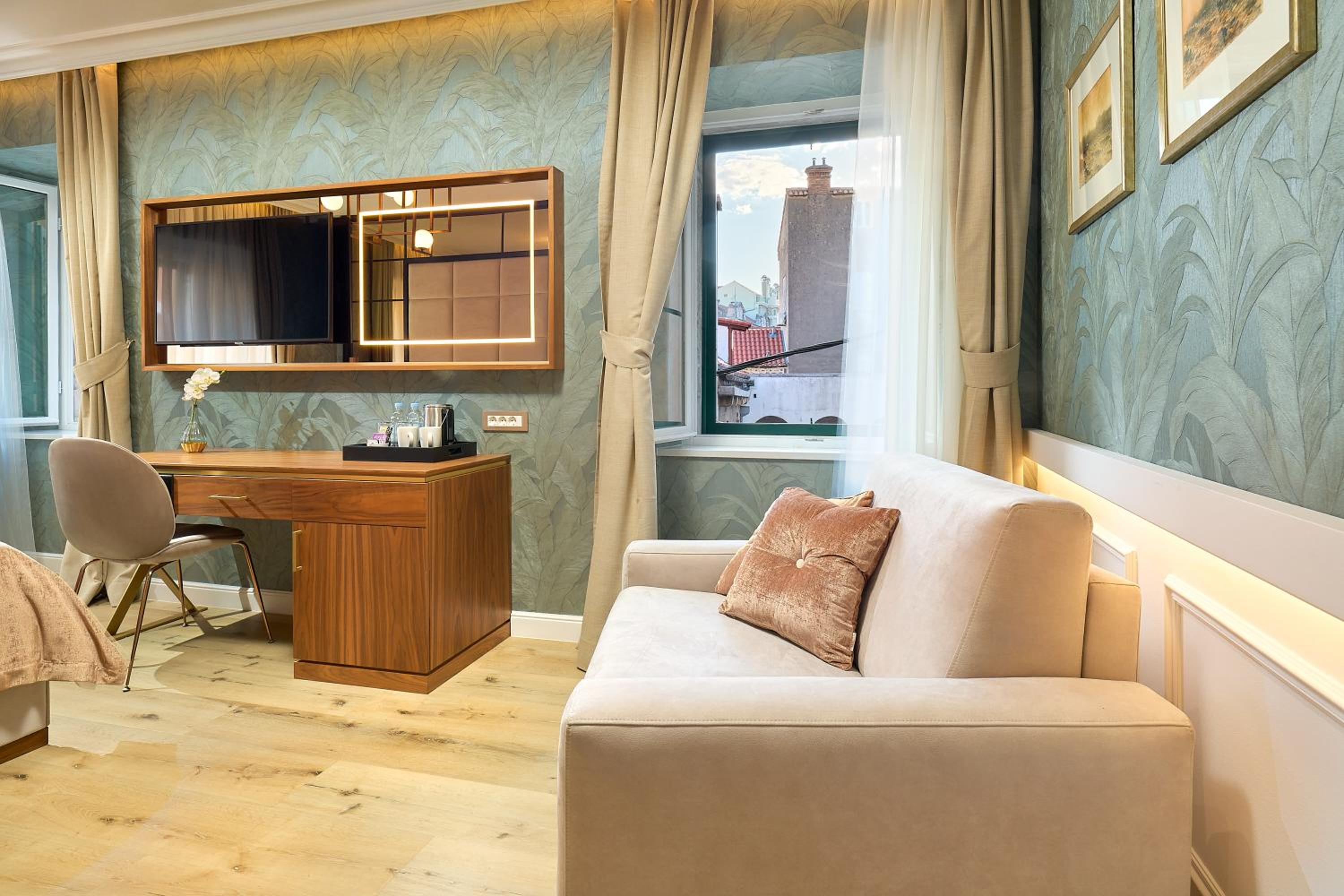 Deluxe Double Room with Extra Bed photo 2