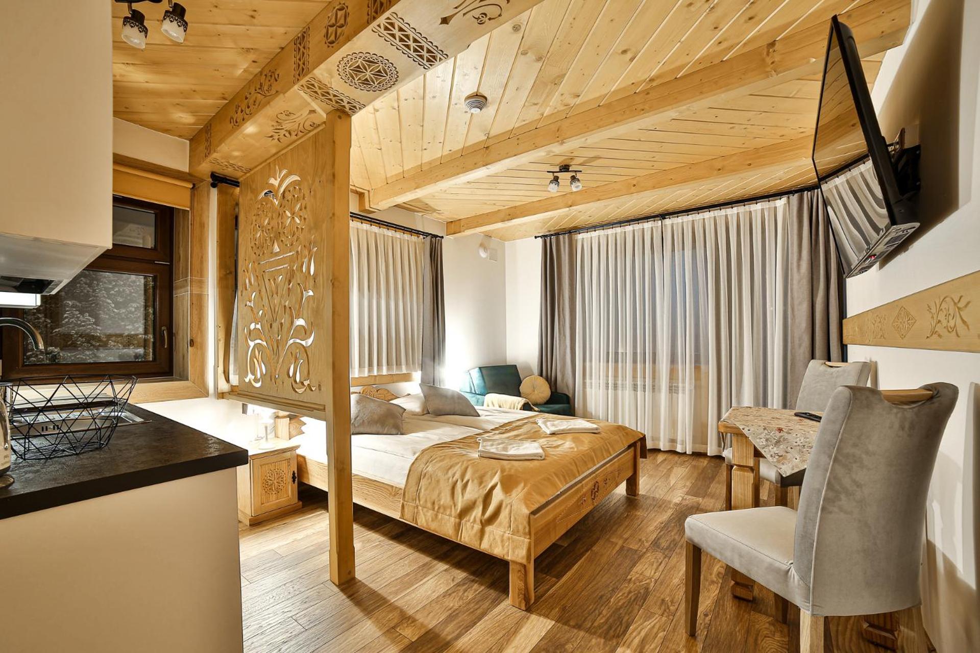 One-Bedroom Apartment with Balcony and Mountain View   photo 2