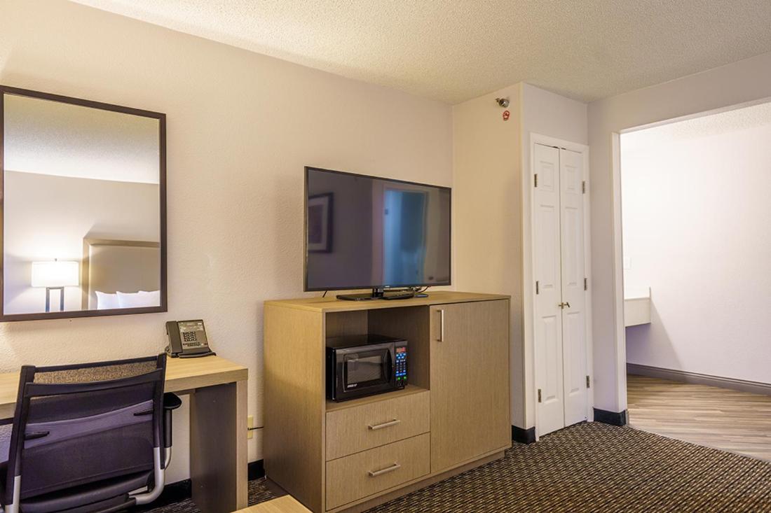 Deluxe King Room - Non-Smoking - Photo 1