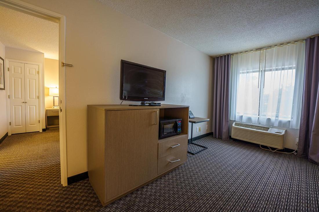Deluxe King Room - Non-Smoking - Photo 3