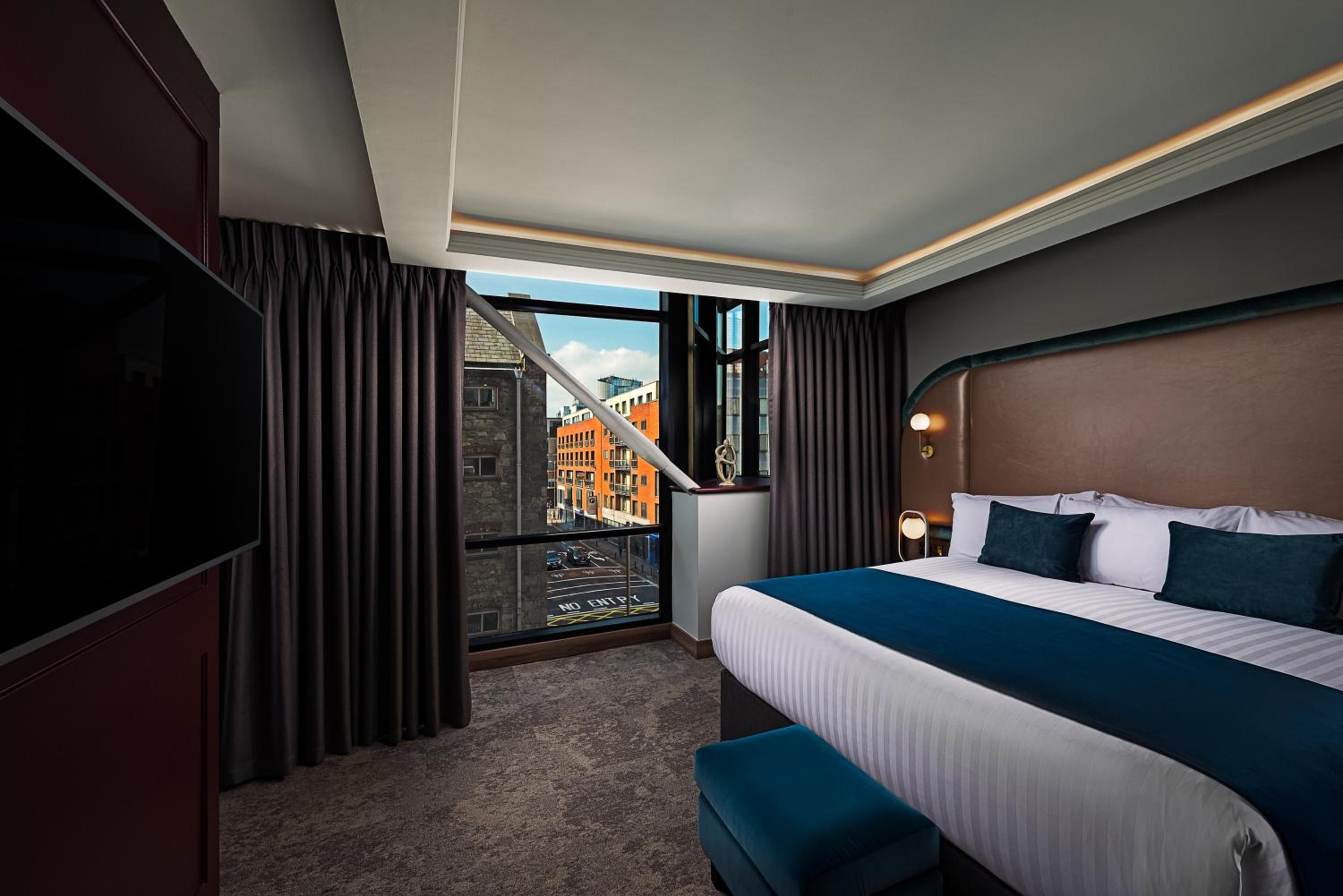 Deluxe King Room - Photo 7