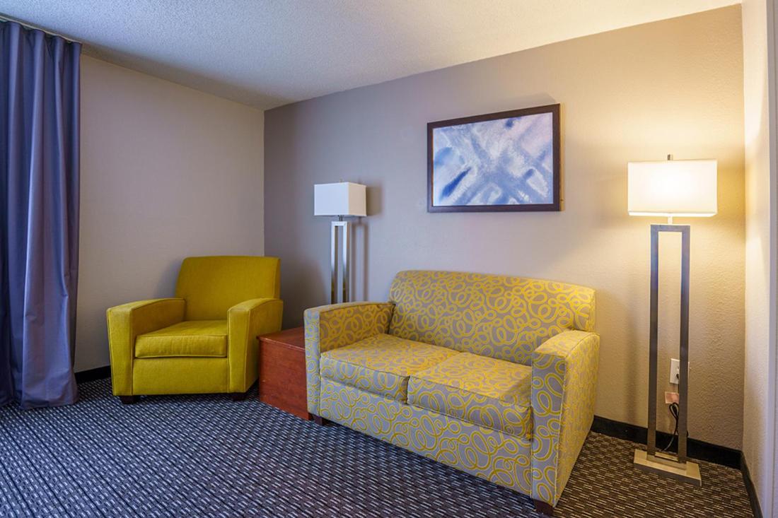 Deluxe King Room - Non-Smoking - Photo 4