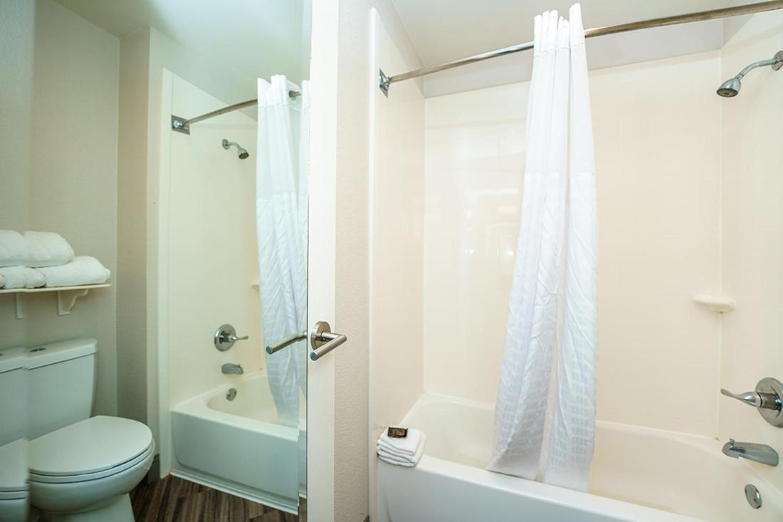 Double Room with Two Double Beds - Non-Smoking - Photo 2