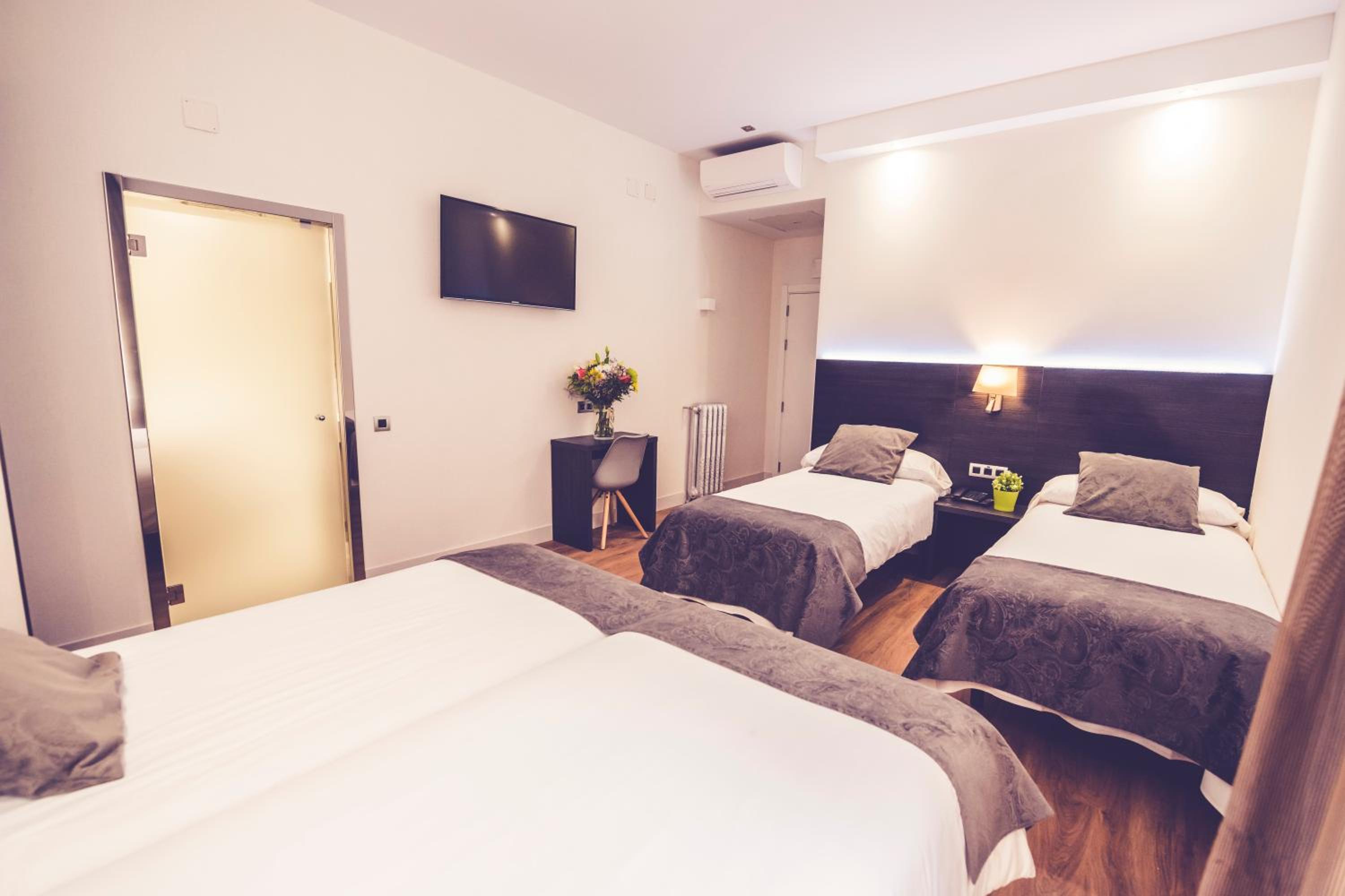 Quadruple Room - Photo 7