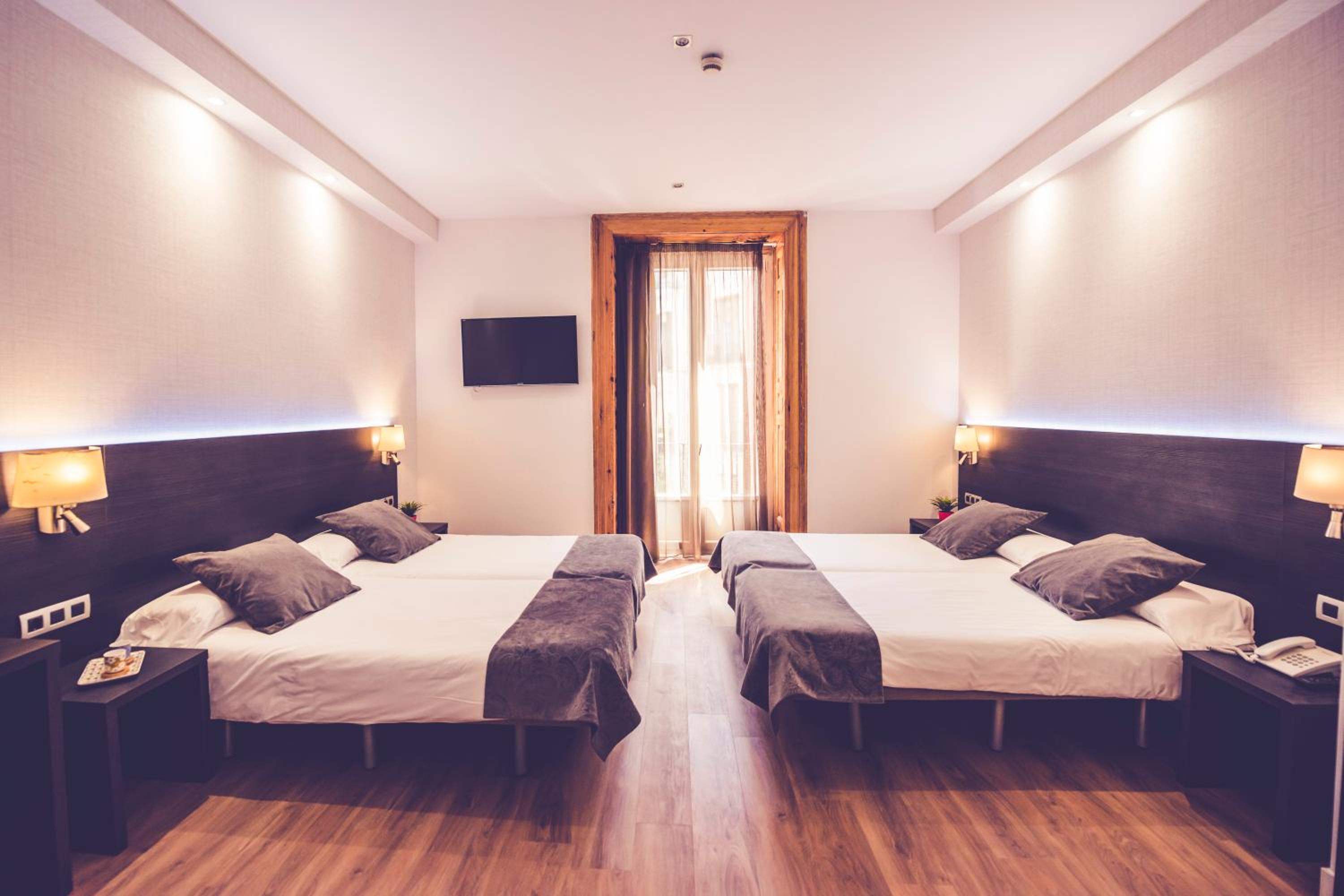 Quadruple Room - Photo 8