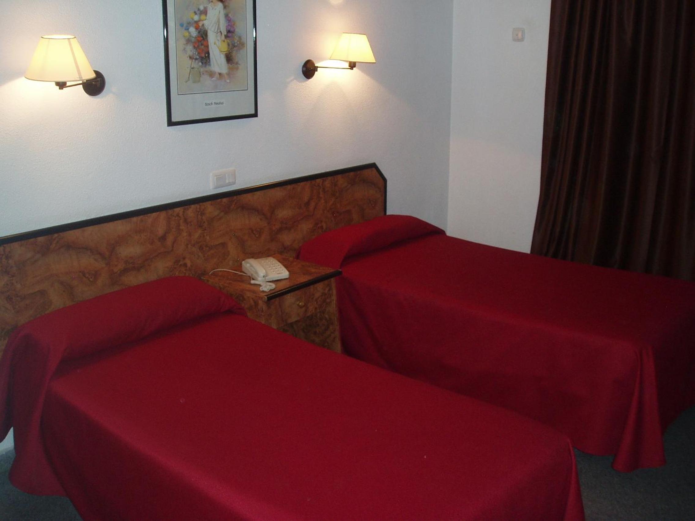 Twin Room (2 Adults + 1 Child) photo 2