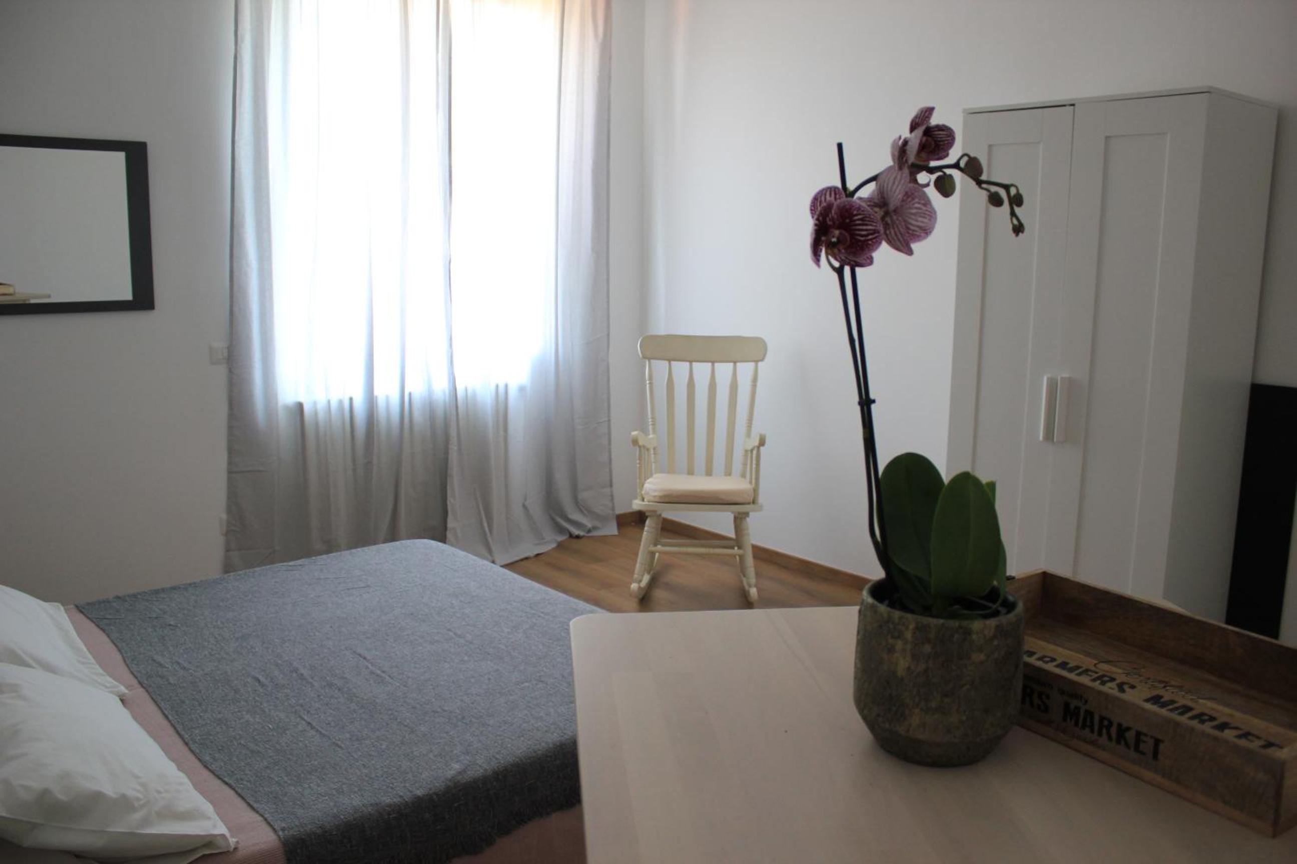 Double Room with Private Bathroom - Photo 12