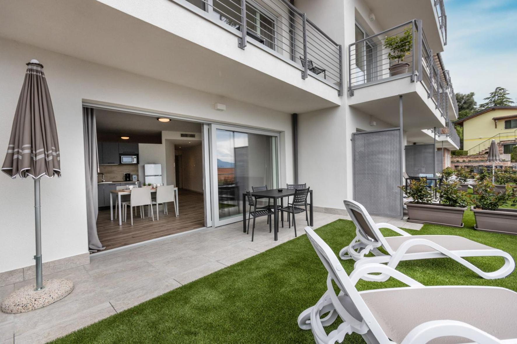 Plus Two-Bedroom Apartment with Balcony and Lake View