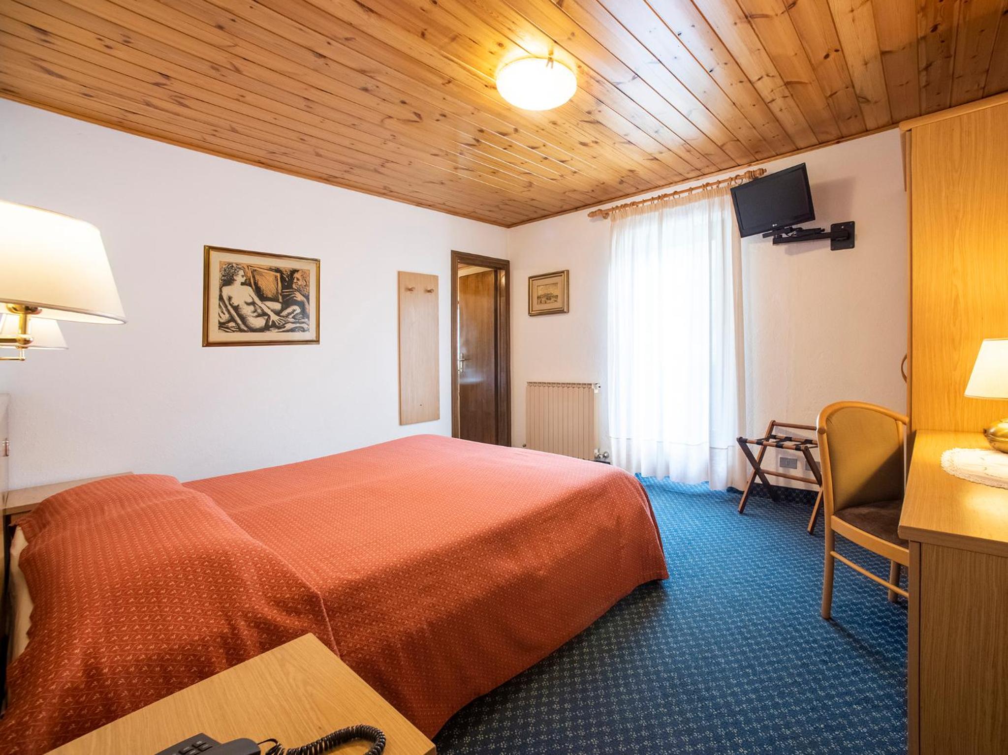 Deluxe Double or Twin Room with Lake View - Photo 3