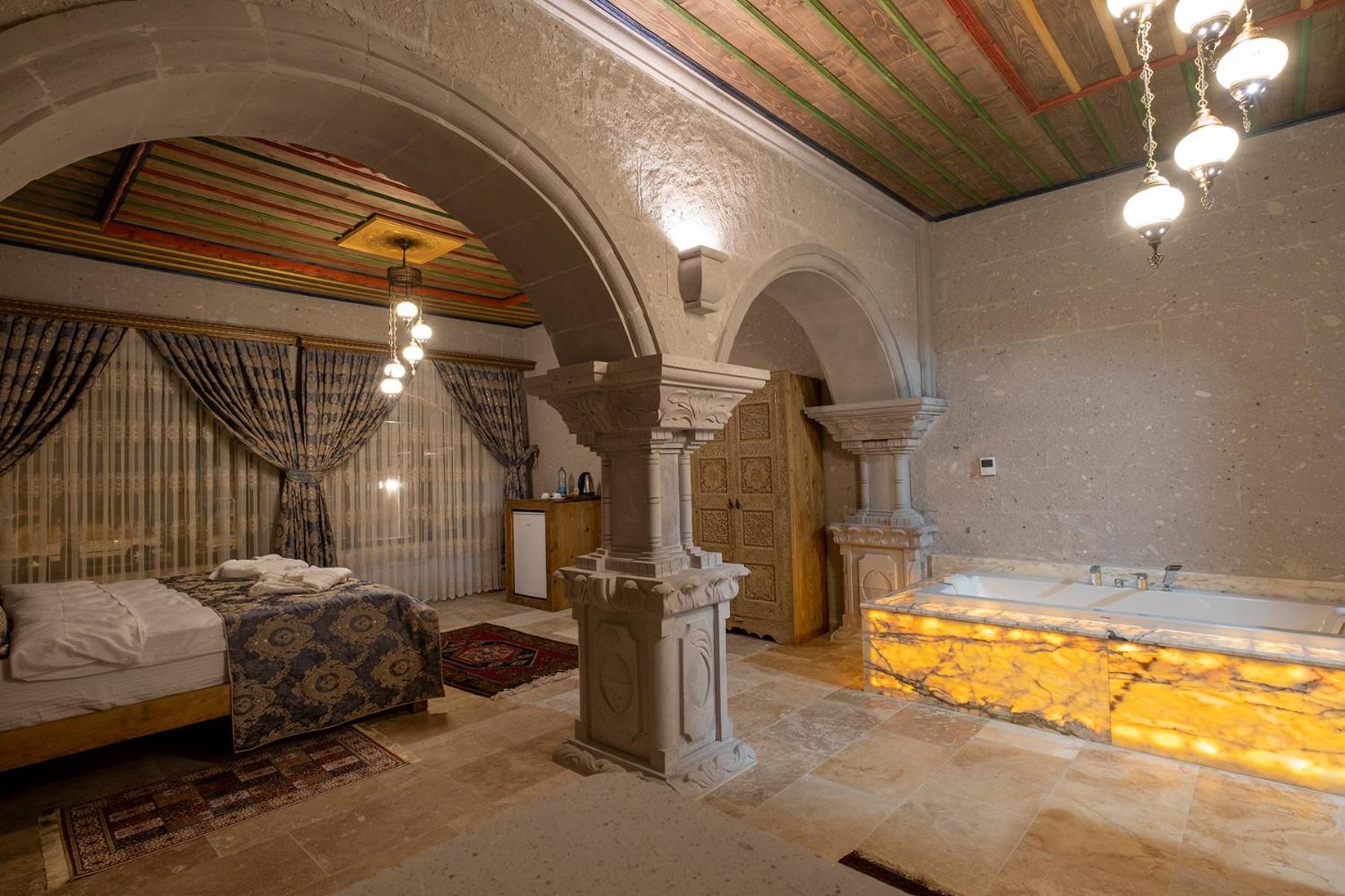 Double Room with Spa Bath - Photo 3
