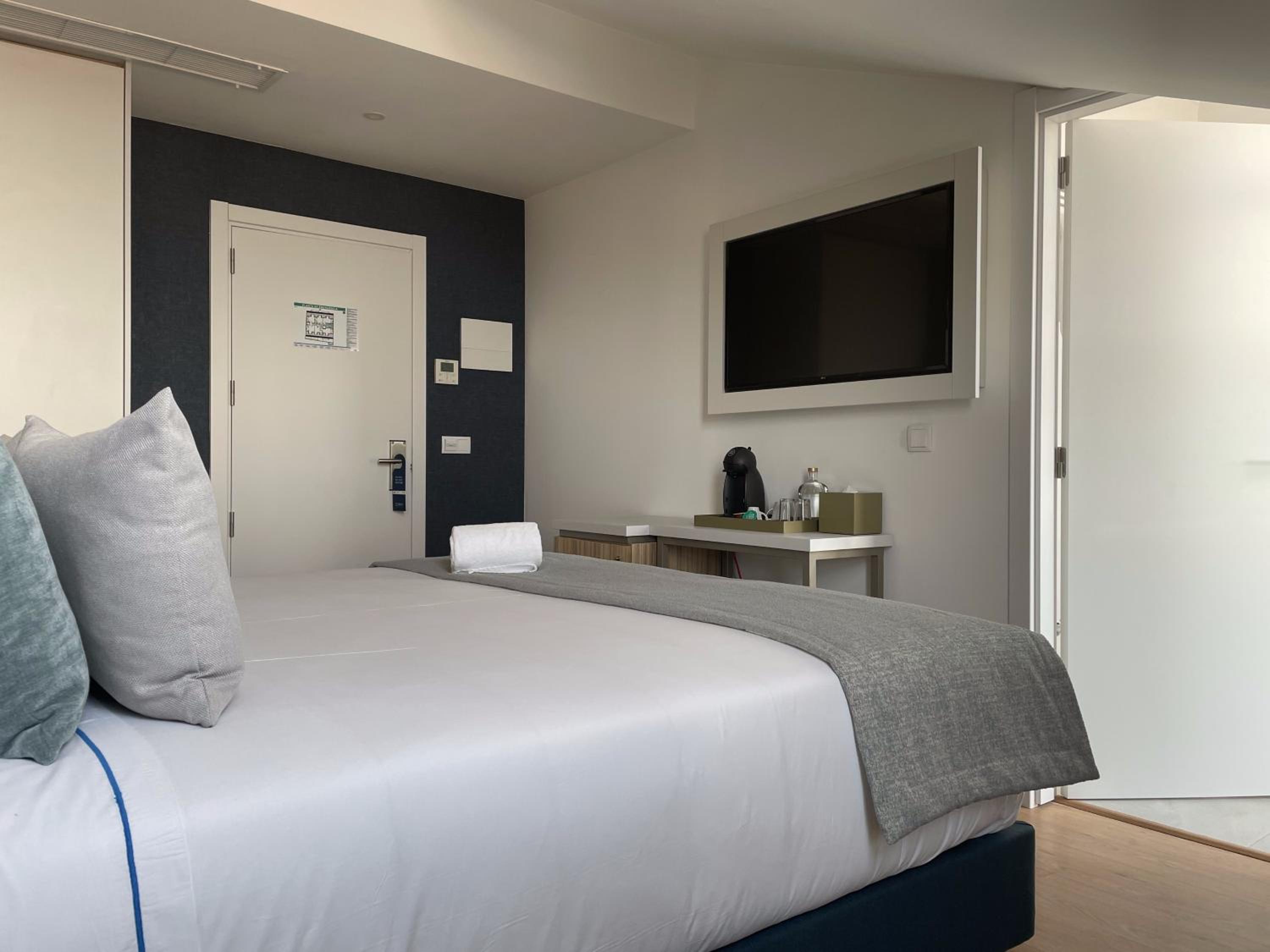 Deluxe Double Room with Balcony - Photo 10