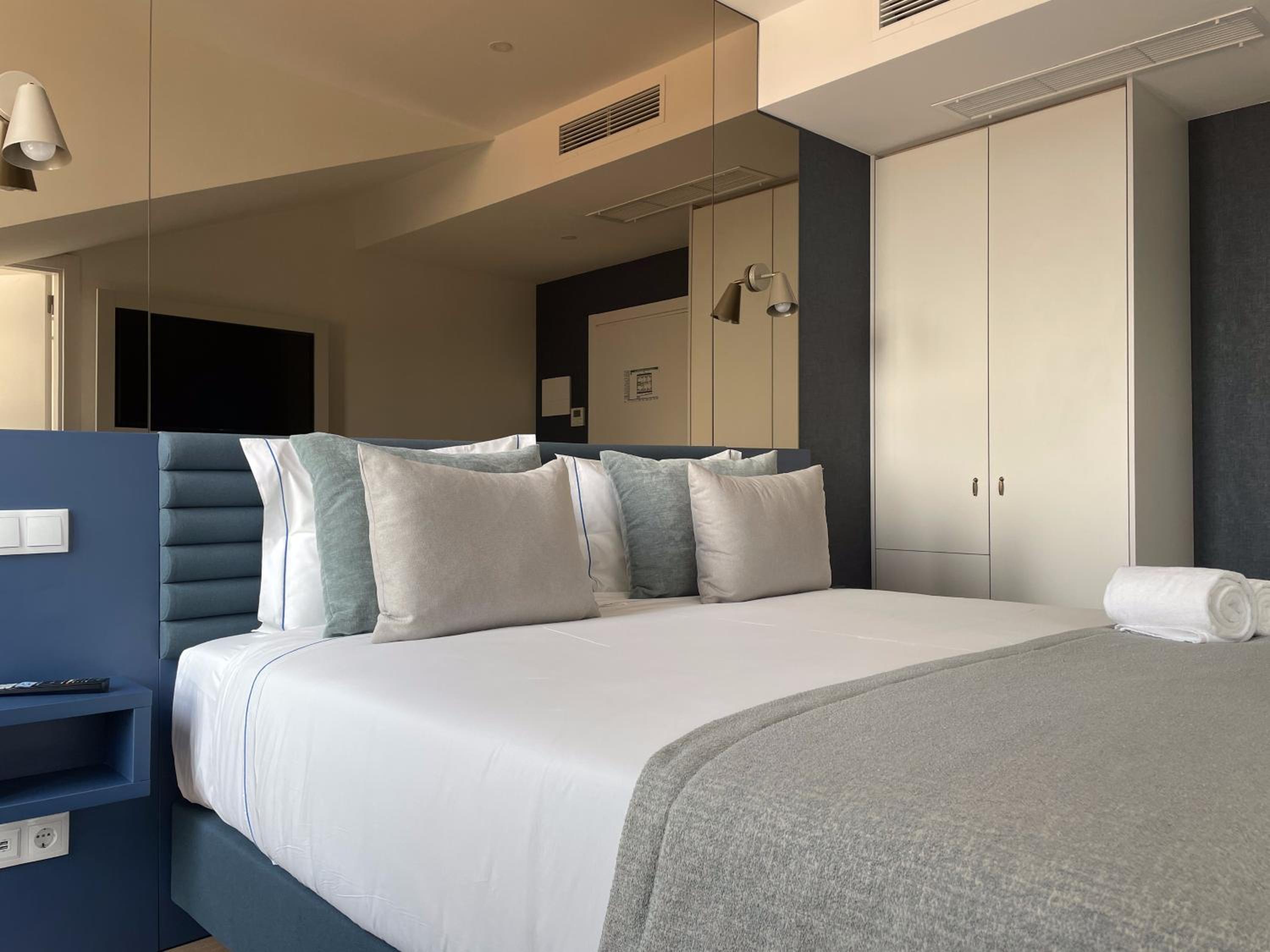 Deluxe Double Room with Balcony - Photo 9