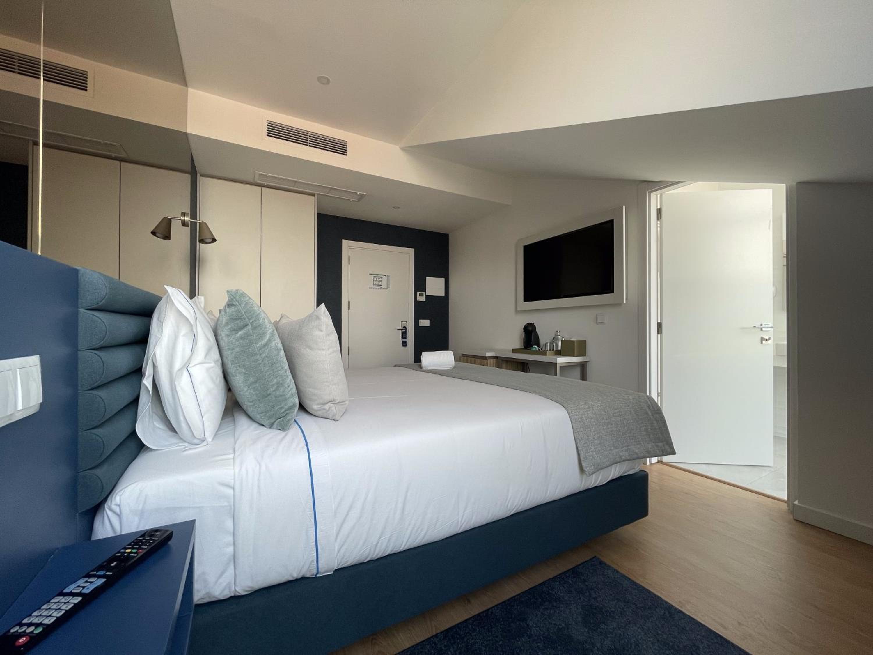 Deluxe Double Room with Balcony - Photo 11
