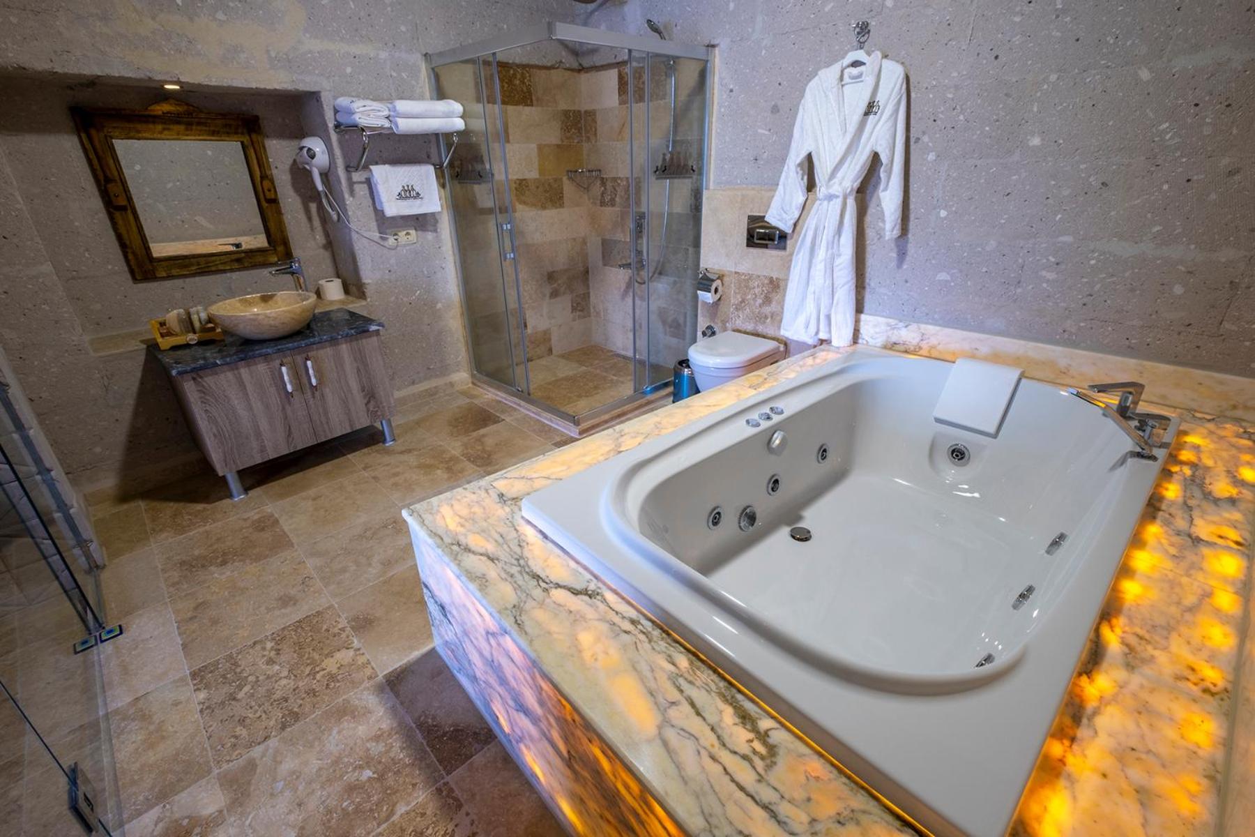 Double Room with Spa Bath - Photo 6