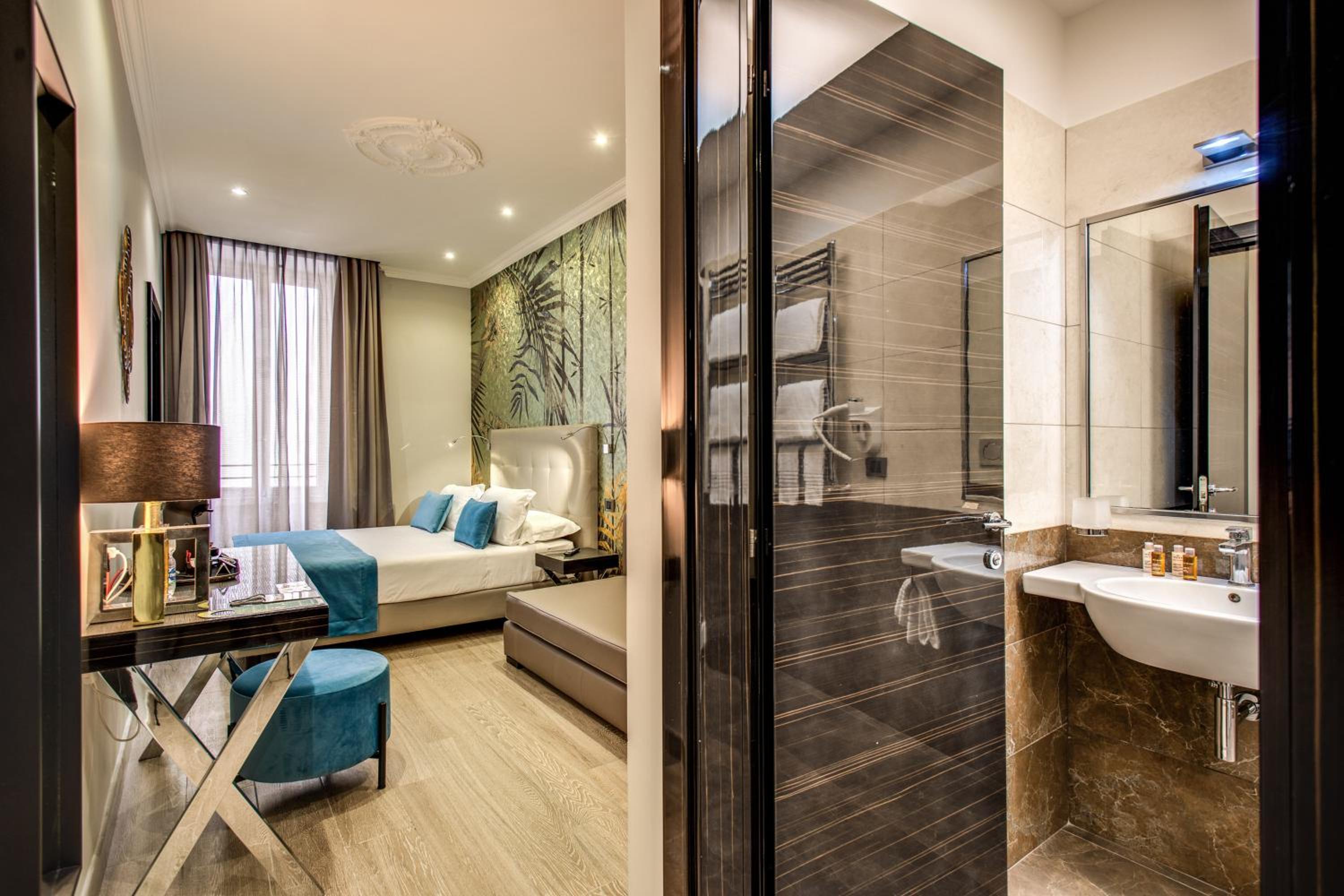Superior Double or Twin Room with City View photo 2