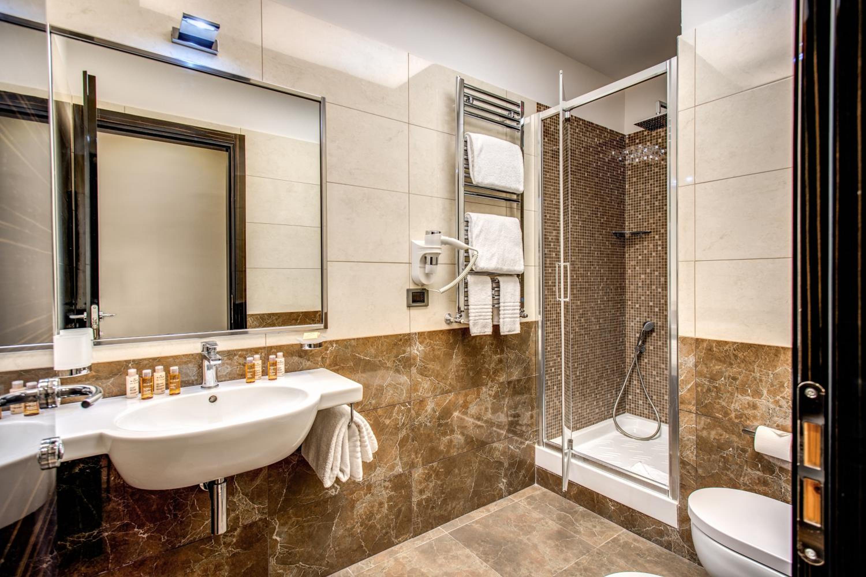 Superior Double or Twin Room with City View photo 3
