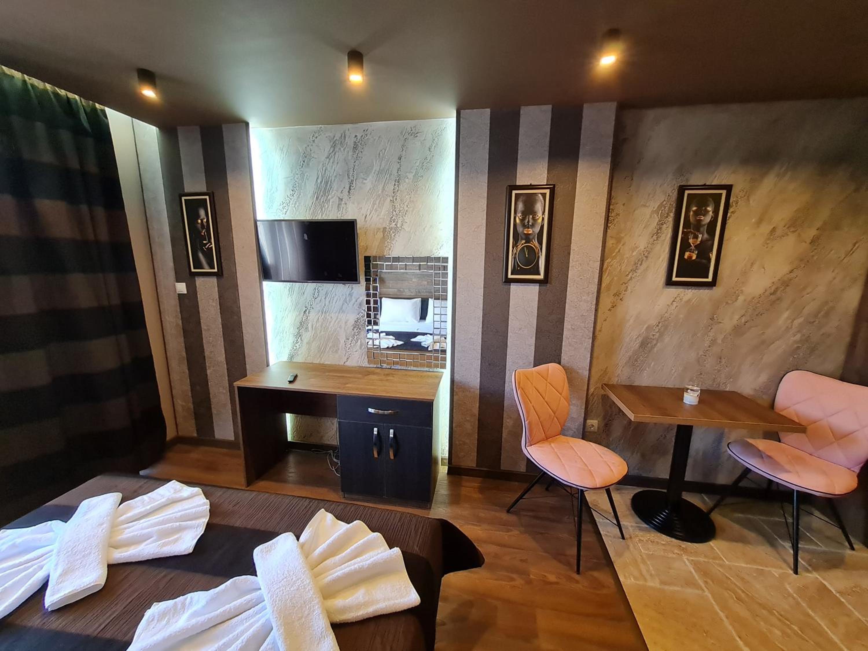 One-Bedroom Apartment - Photo 2