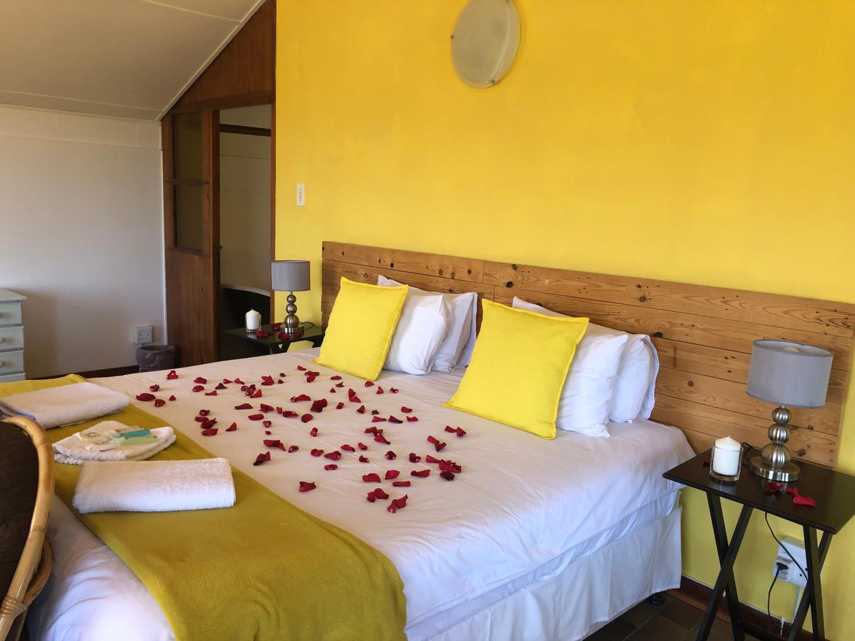 King Room with Balcony - Photo 5