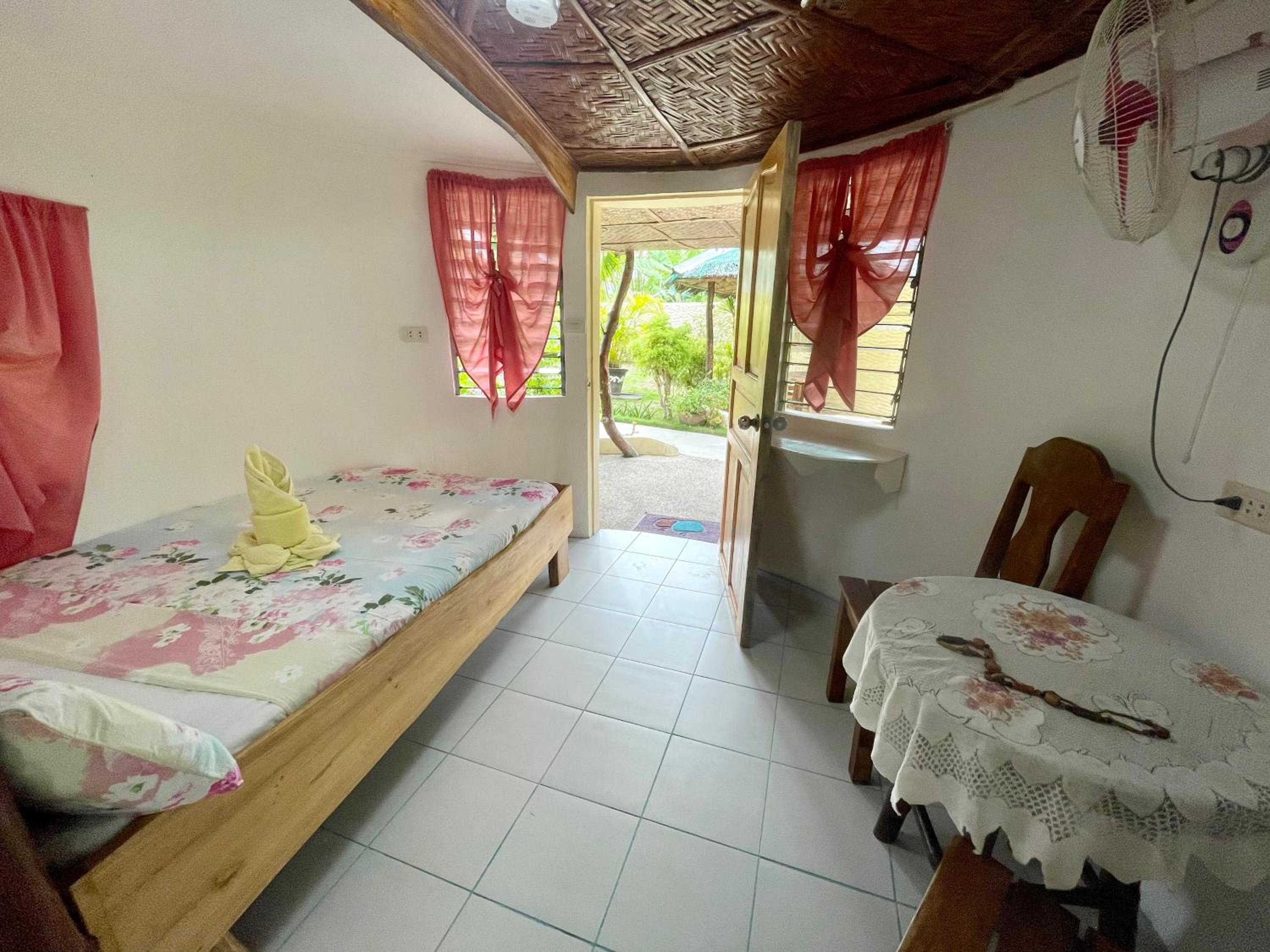 Double Room with Patio - Photo 2