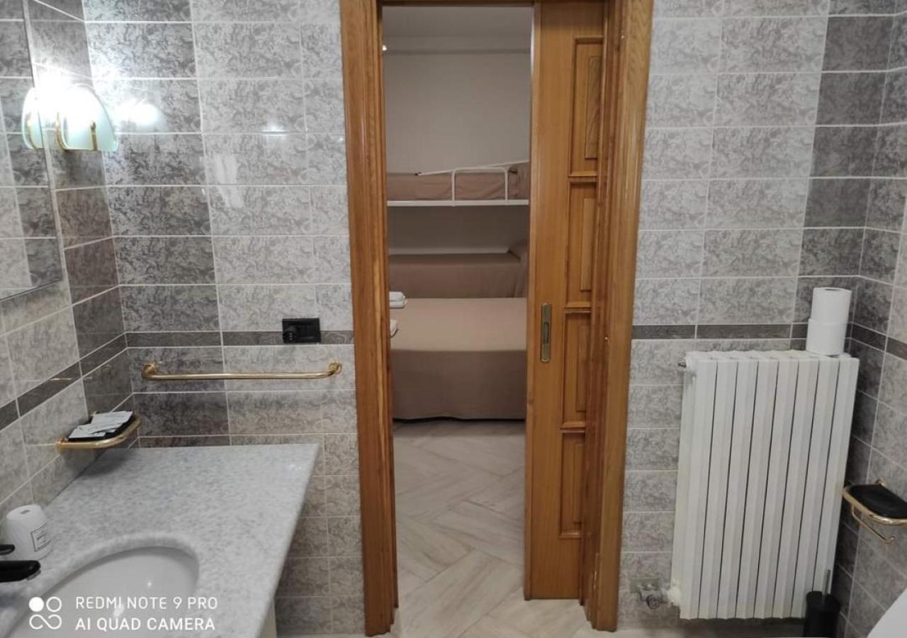 Quadruple Room with Private Bathroom - Photo 2