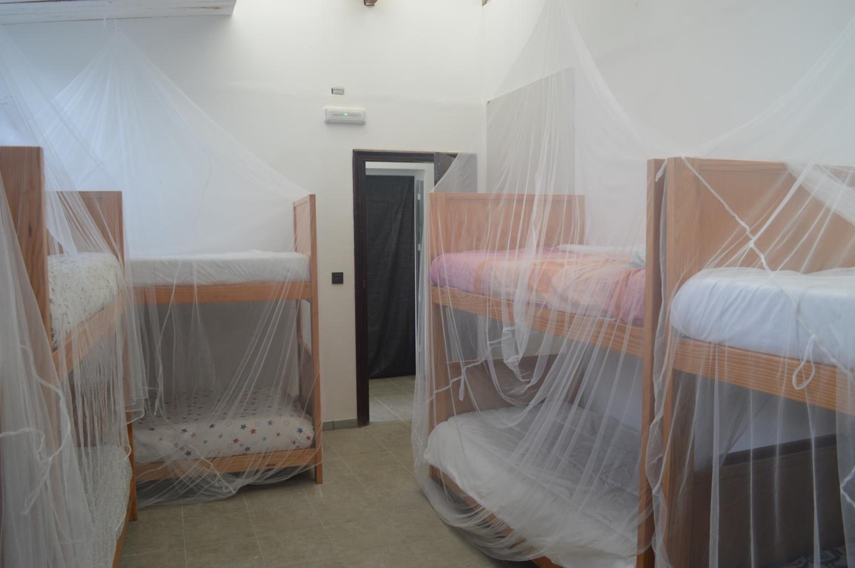 Cama individual en dormitorio compartido de 10 camas.