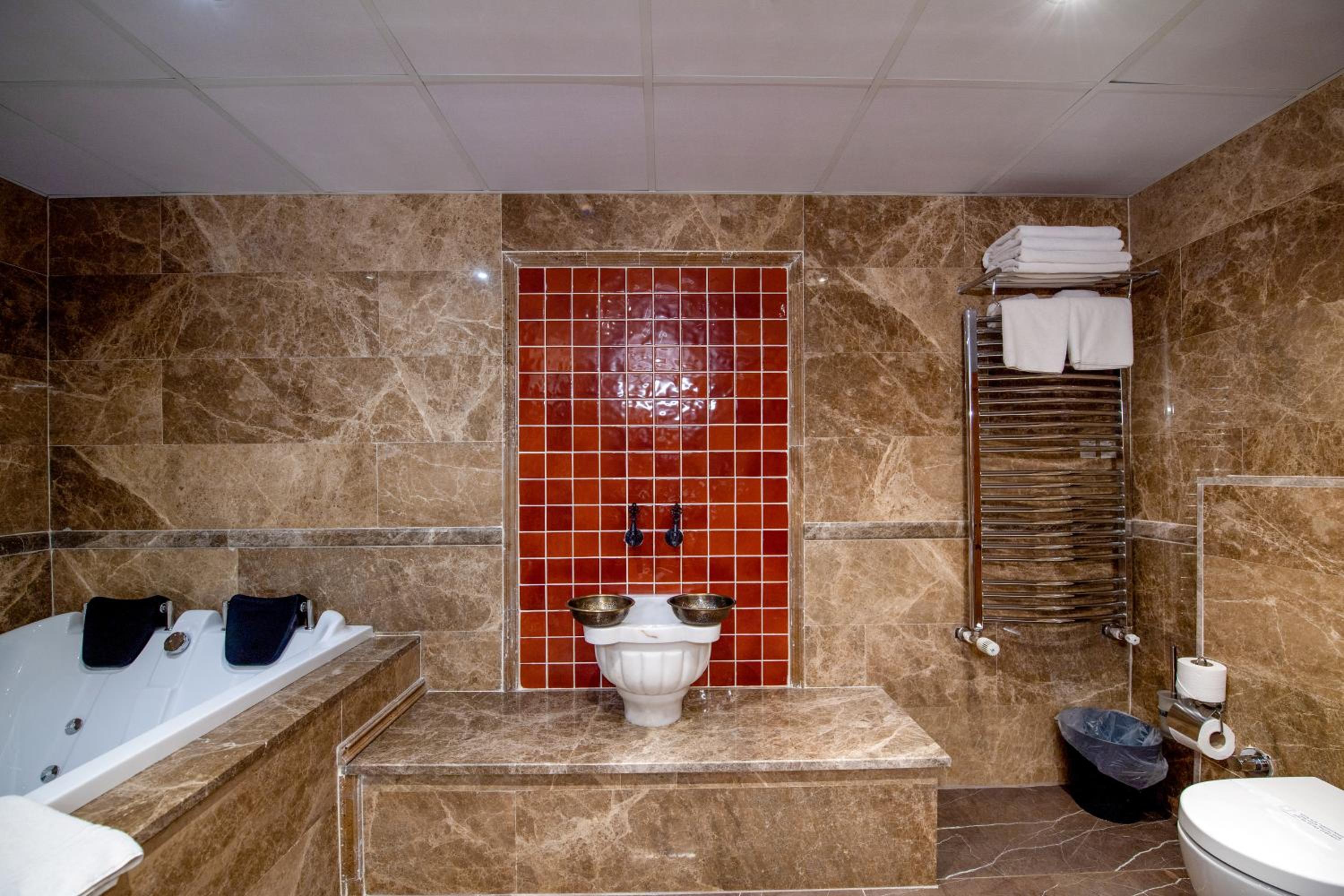 Queen Room with Spa Bath - Photo 4