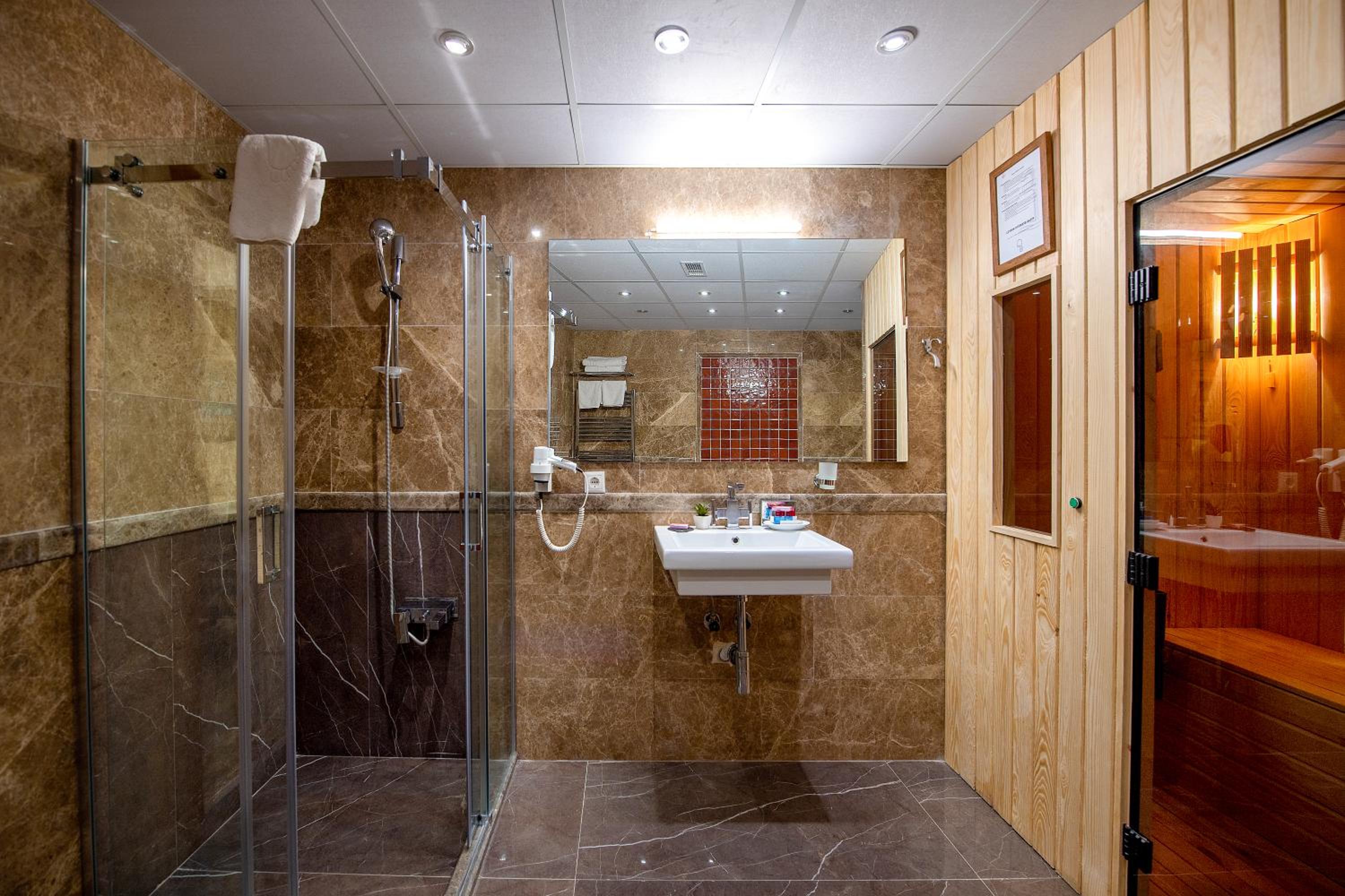 Queen Room with Spa Bath - Photo 8