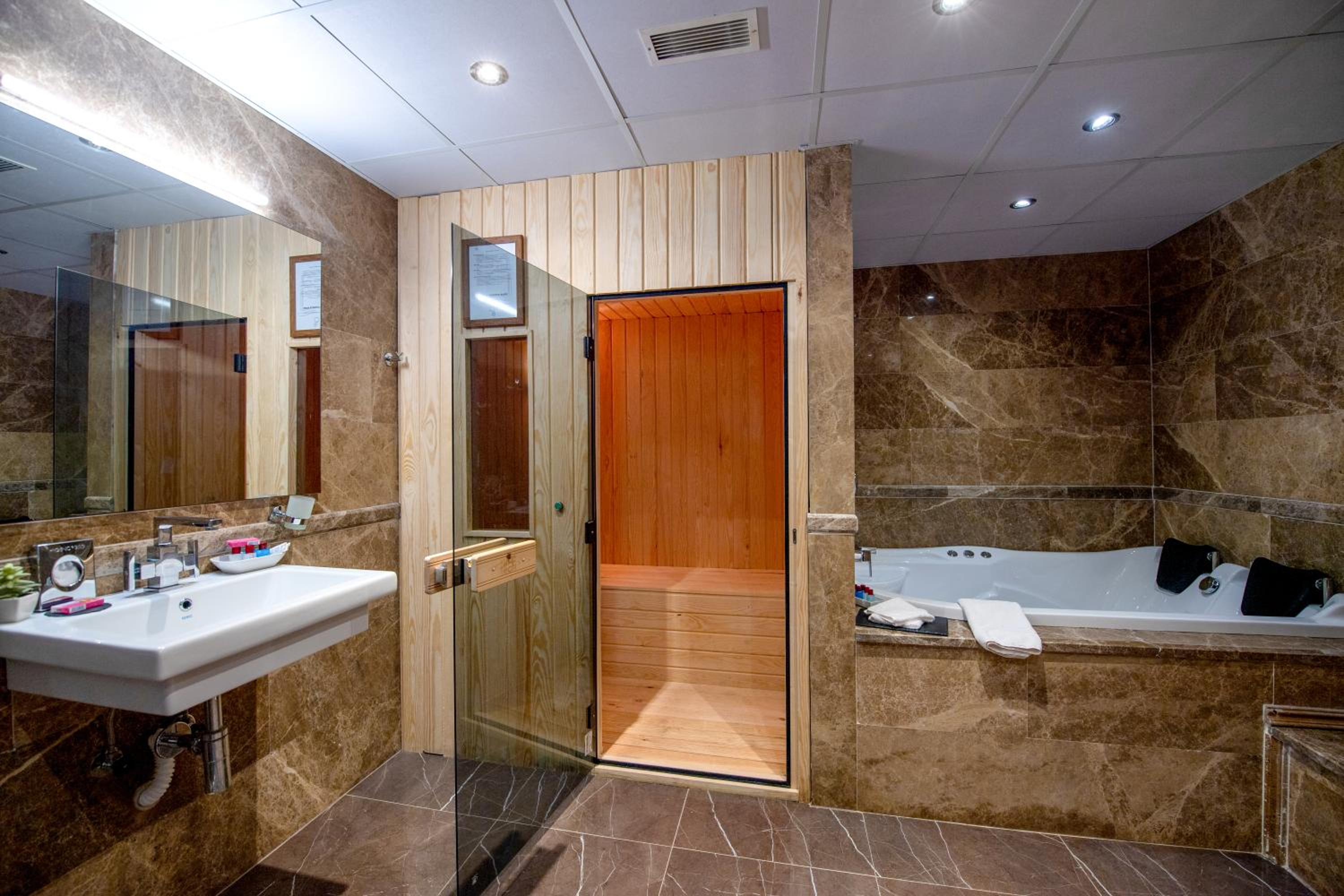 Queen Room with Spa Bath - Photo 2