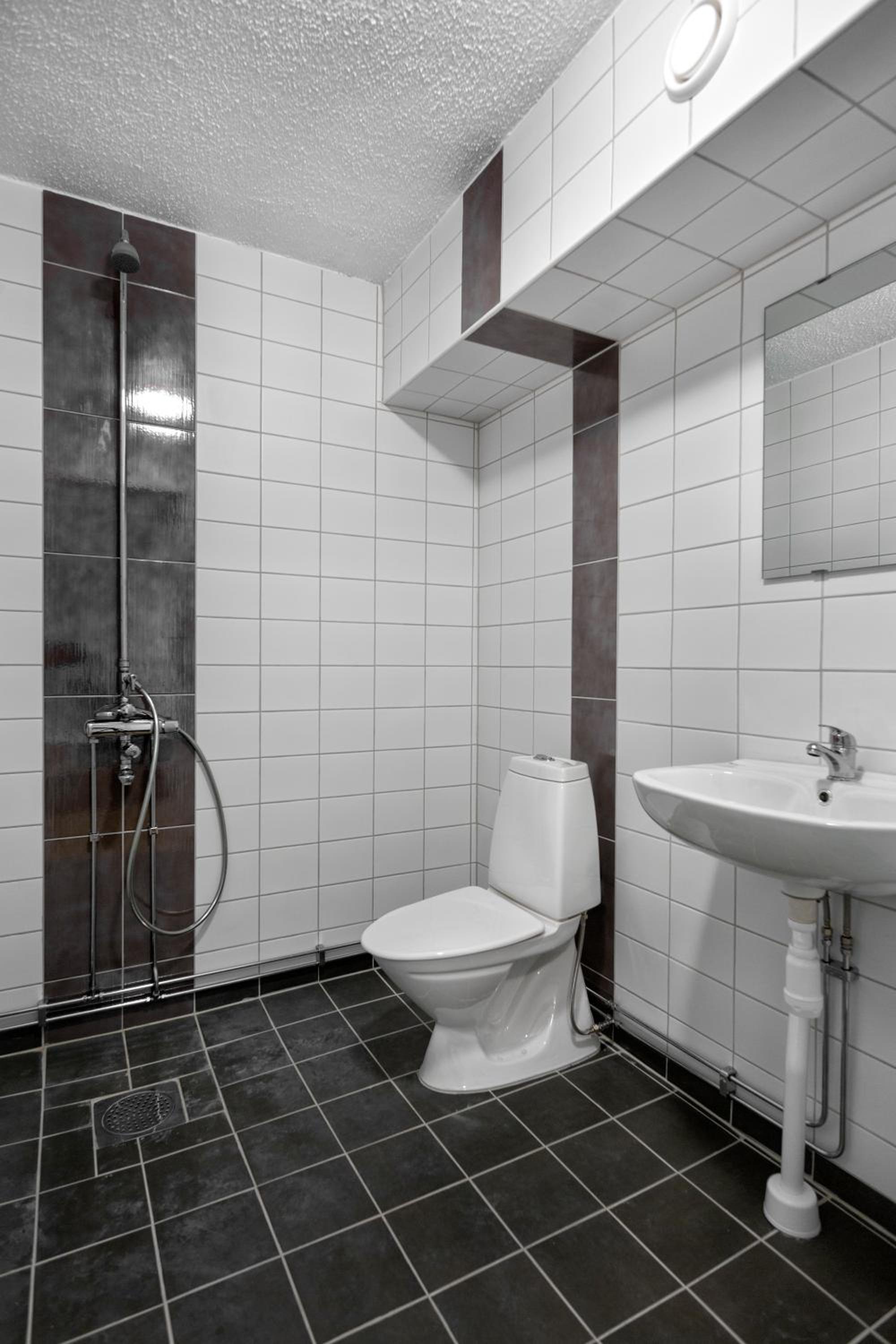 Double or Twin Room with Shower (No window) - Photo 9