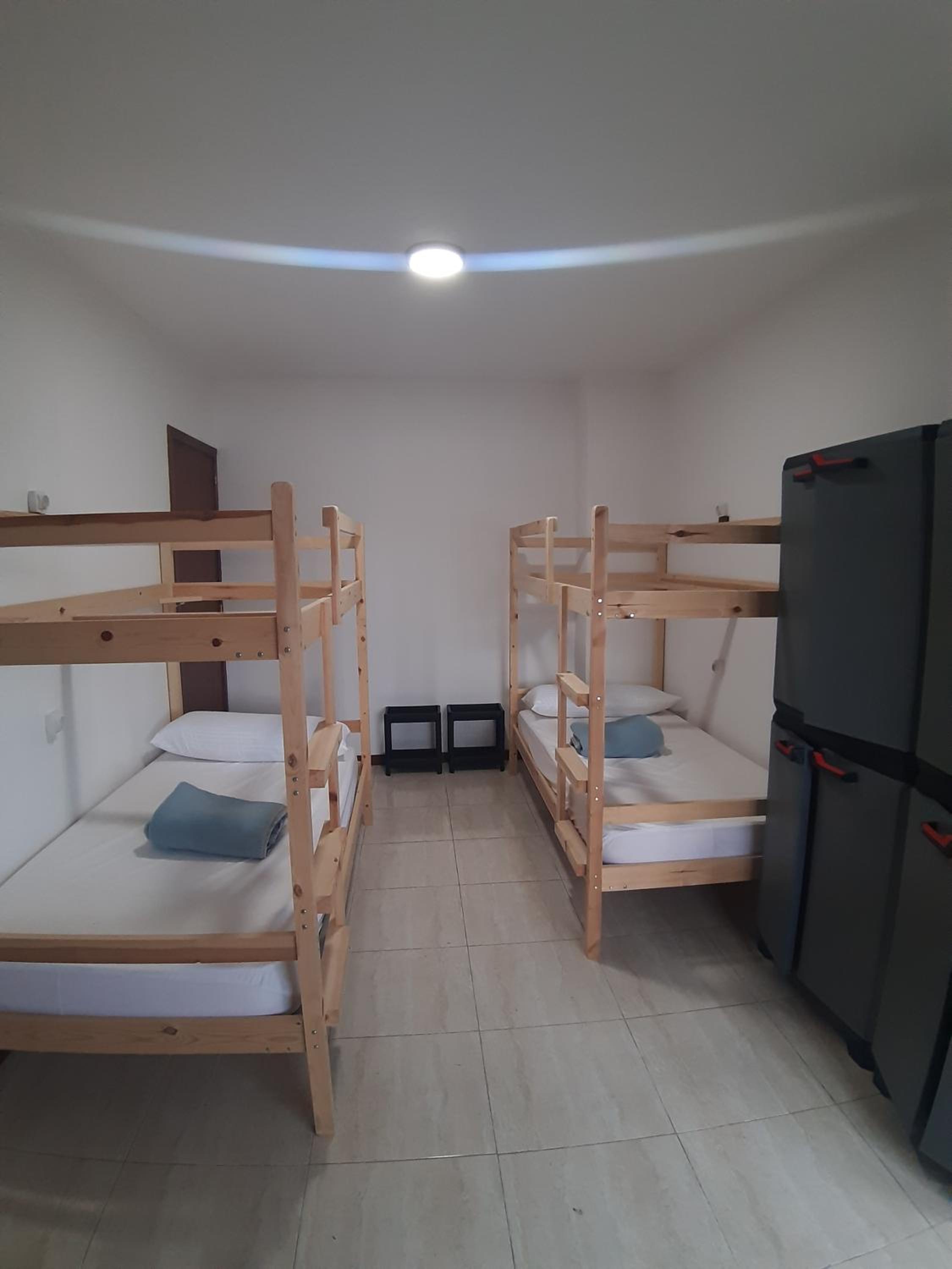 Cama individual en habitación compartida mixta