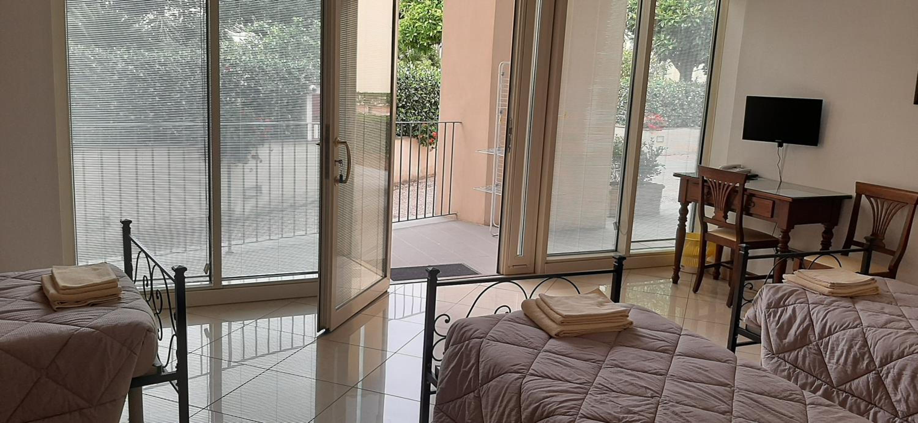 Twin Room - Photo 15