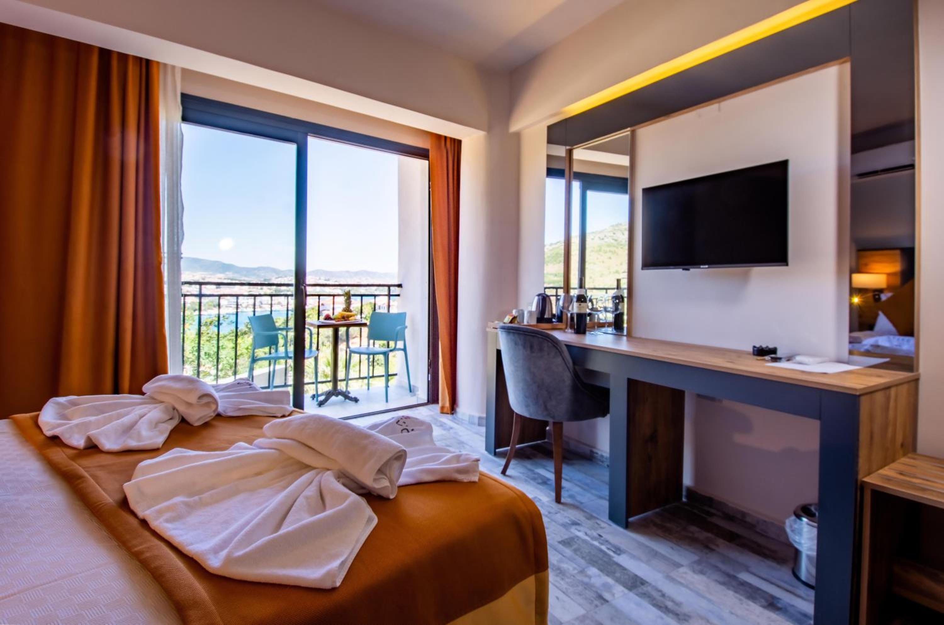 Deluxe Double Room with Sea View - Photo 4