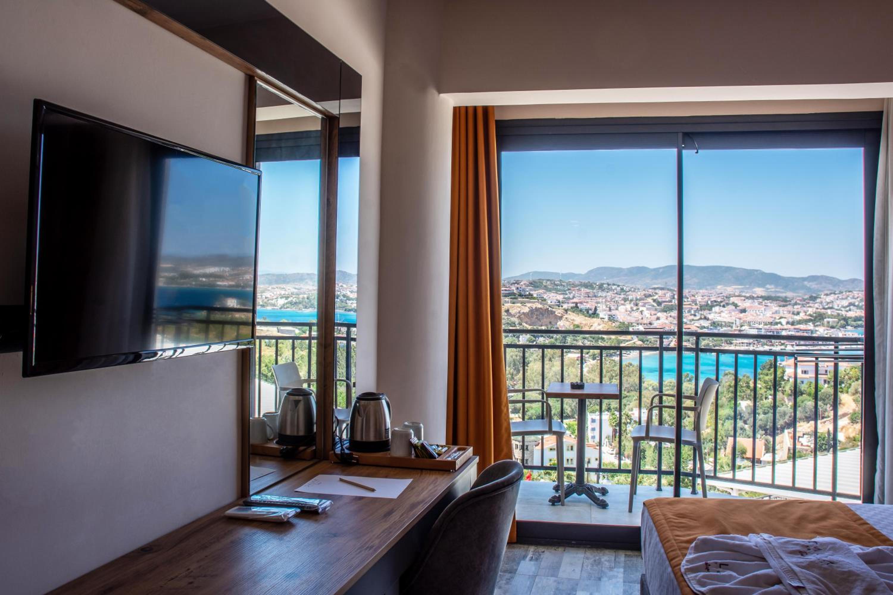 Deluxe Double Room with Sea View - Photo 5