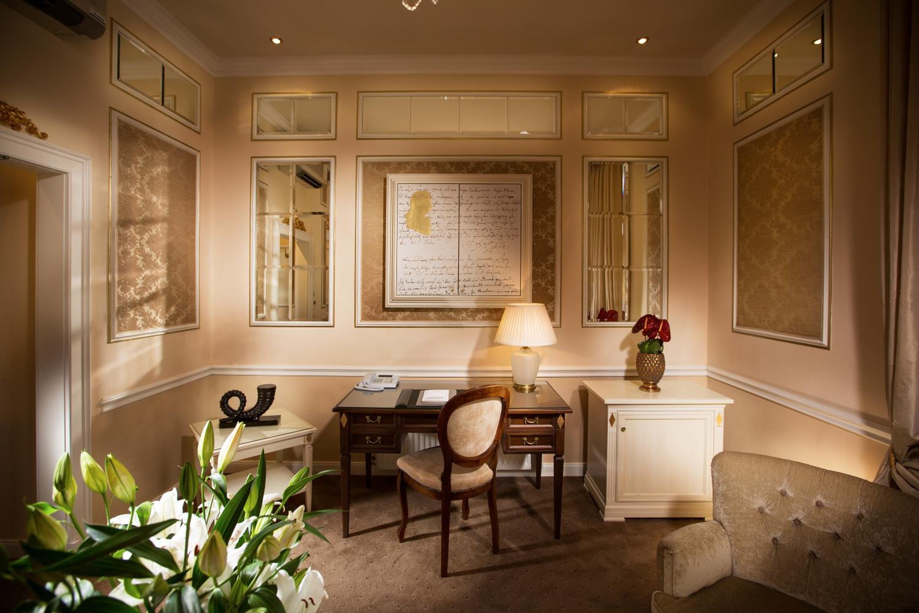 Senior Suite - Photo 2