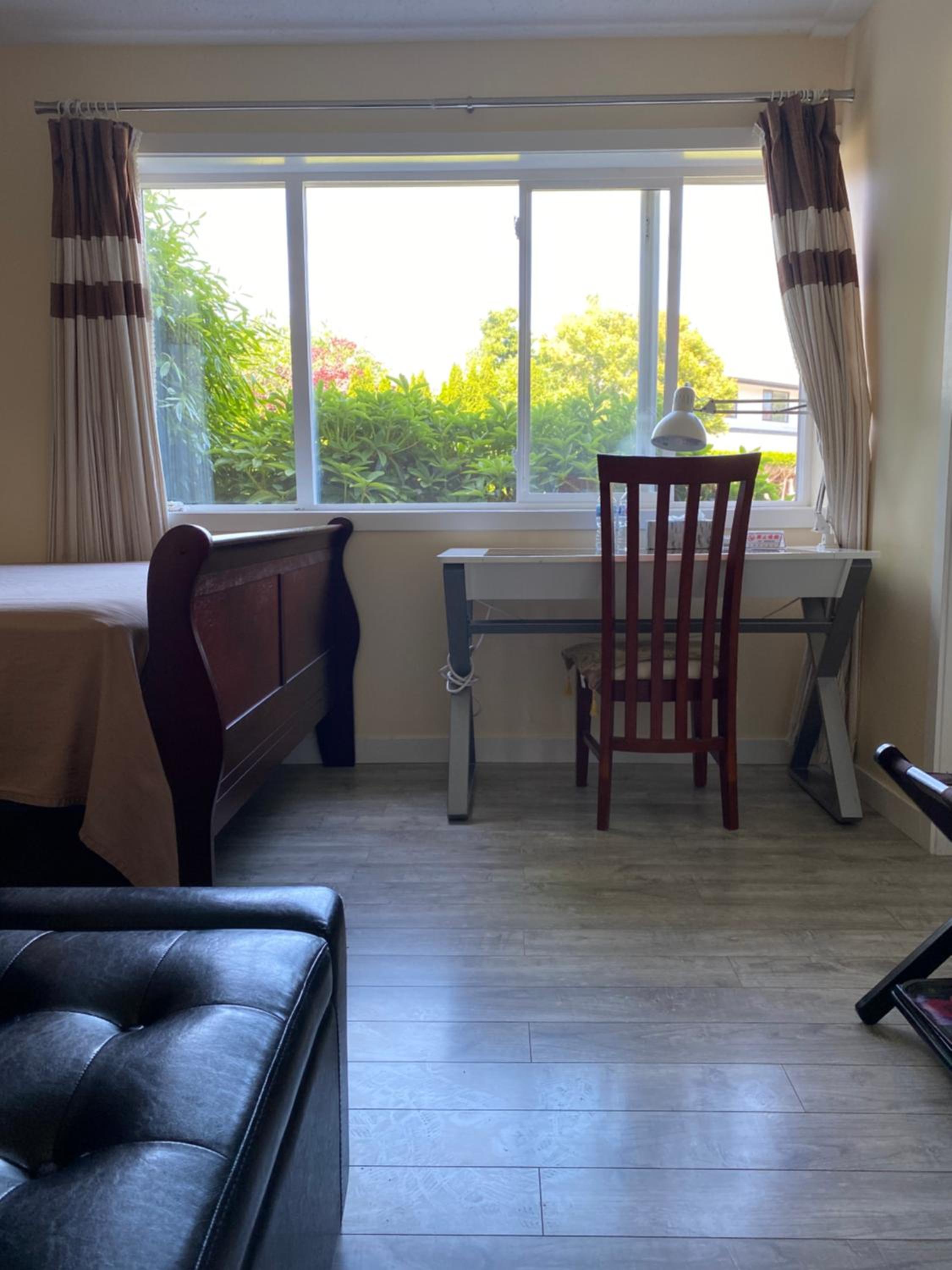 Deluxe Queen Room with Private Bathroom photo 1