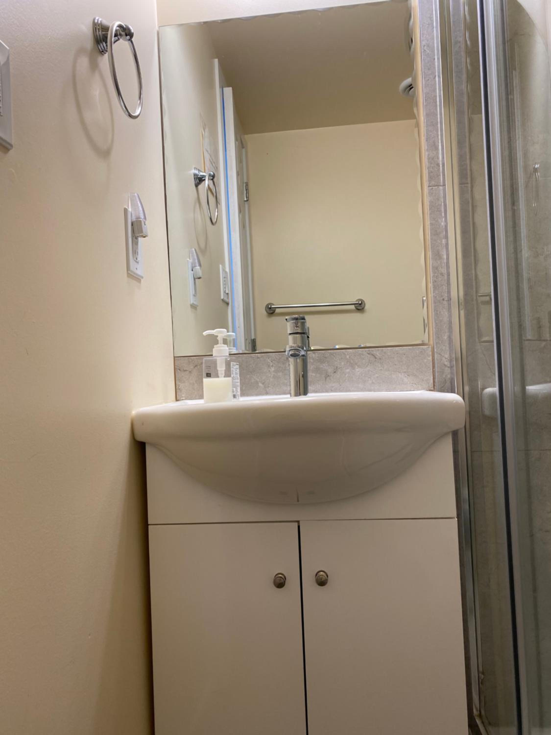 Deluxe Queen Room with Private Bathroom photo 2
