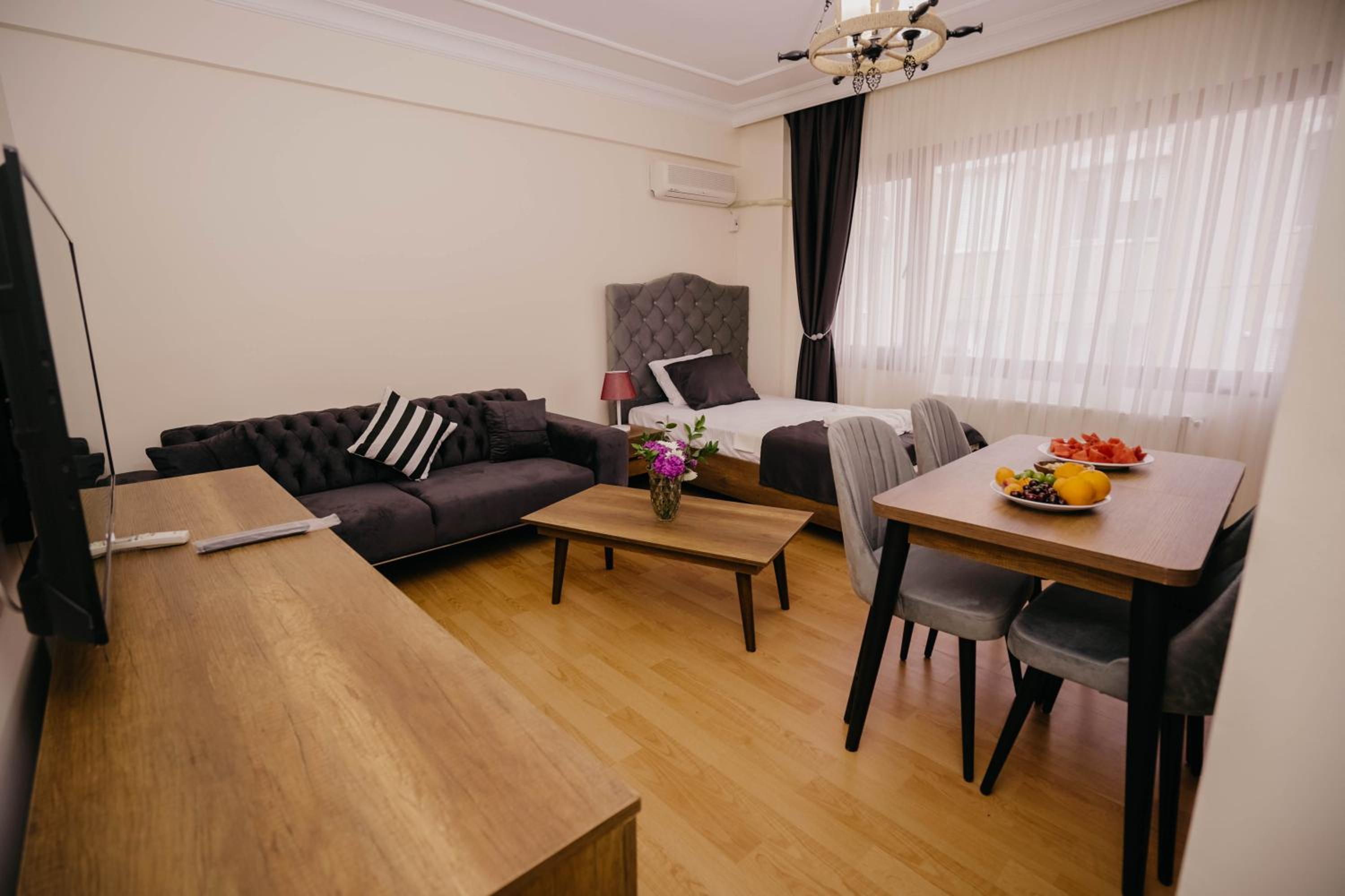Family Room With Balcony photo 1
