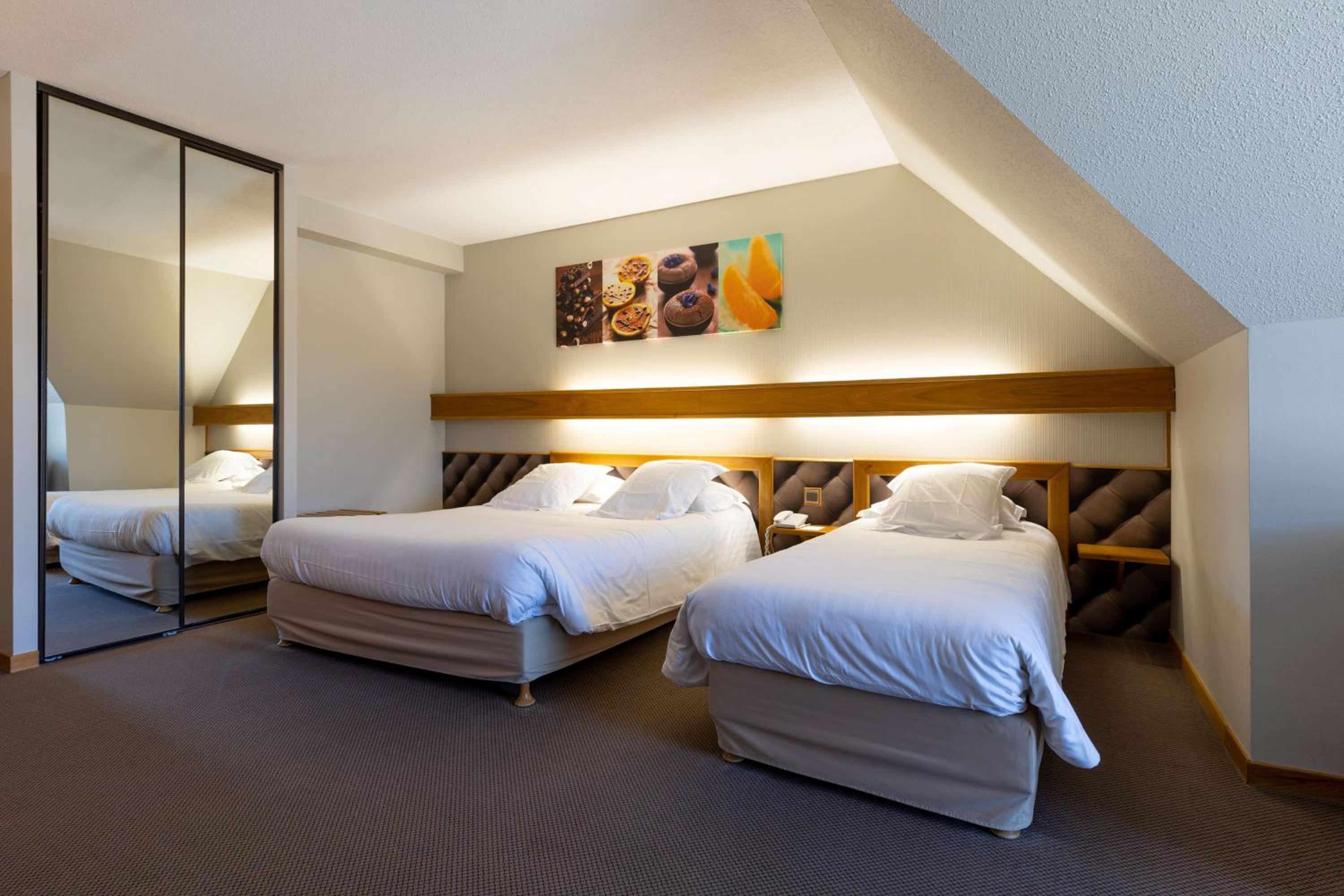 Family Room with One Queen Bed, One Single Bed and Sofa Bed - Non-Smoking photo 1