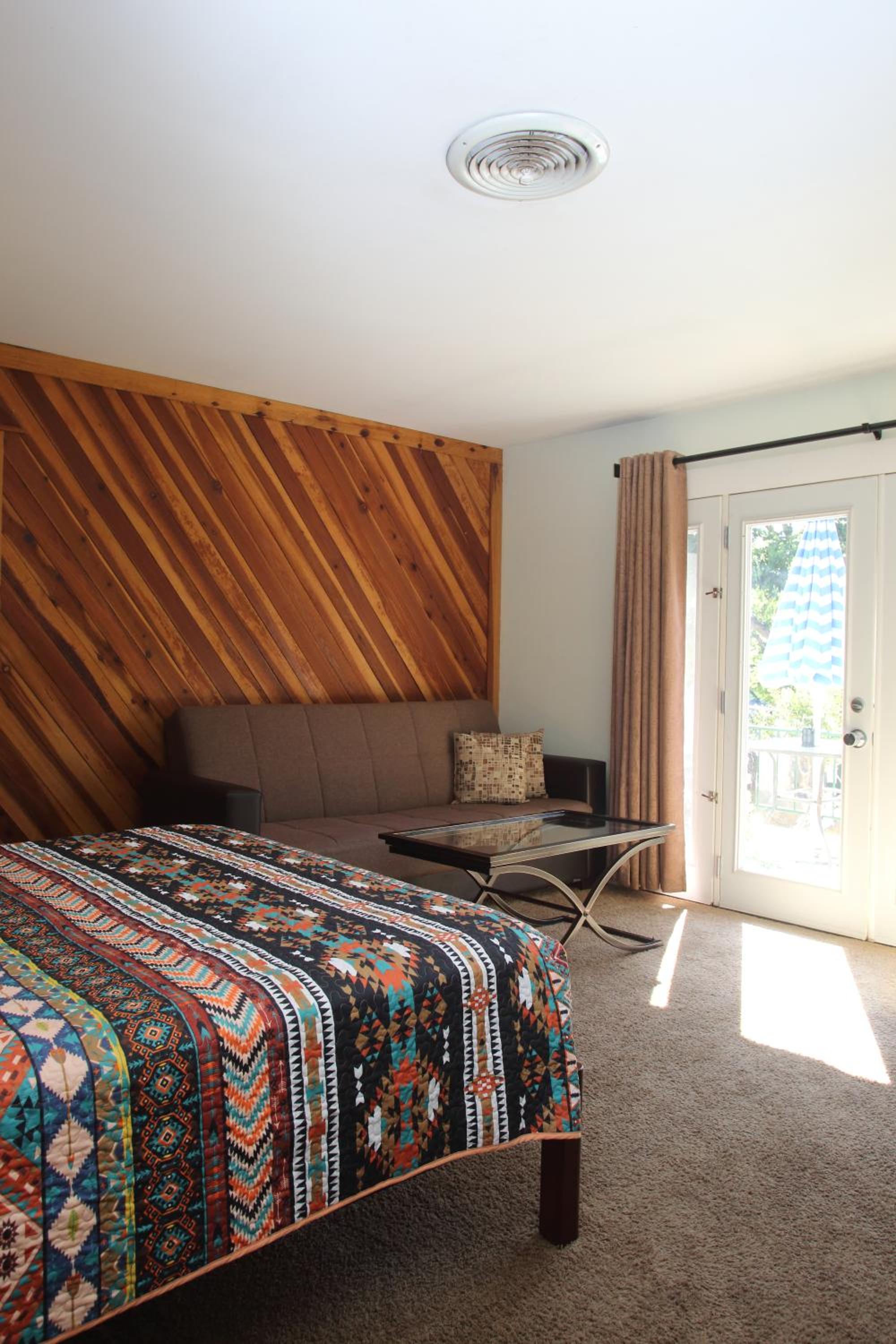Queen Room photo 2