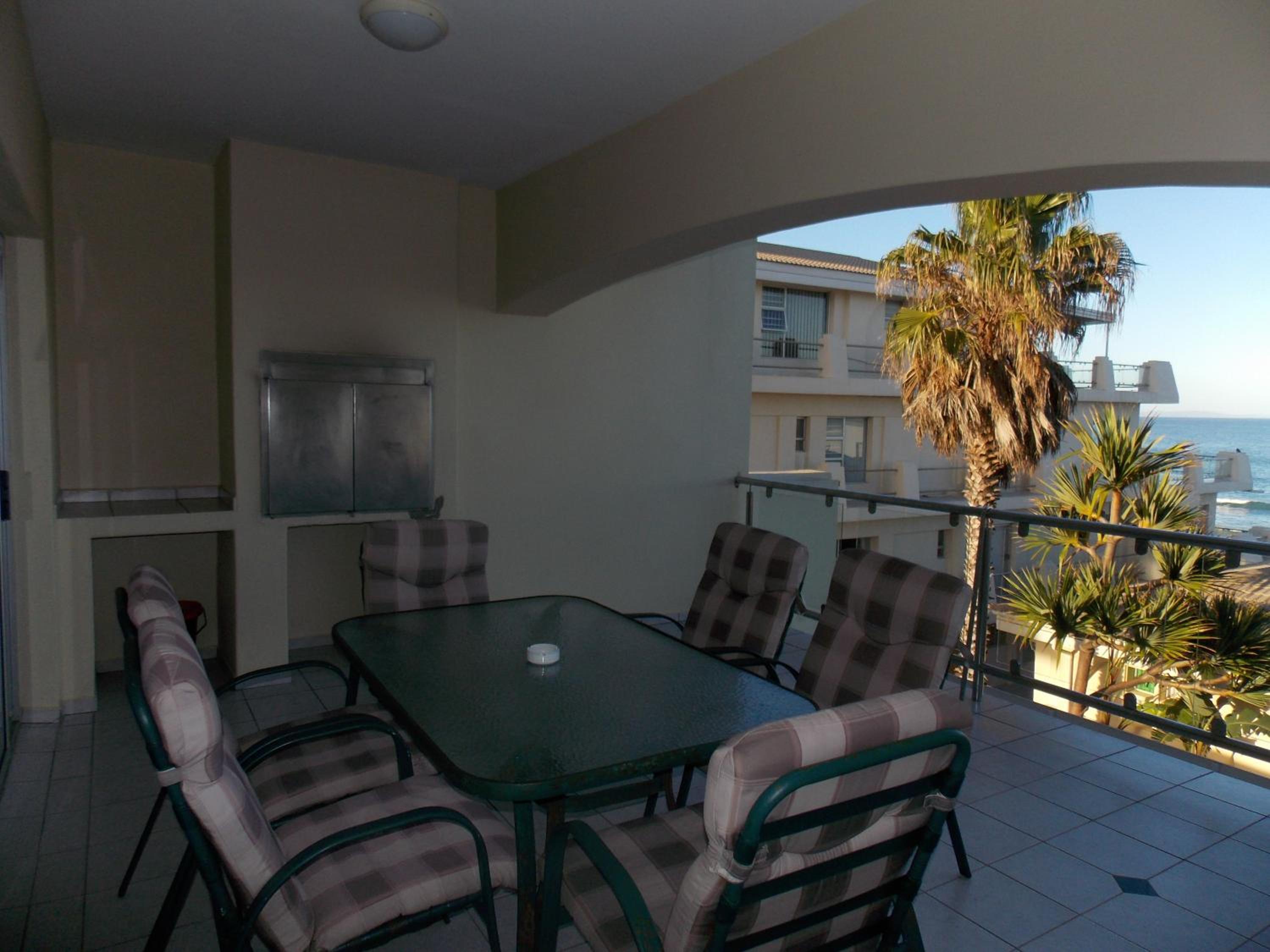 Three-Bedroom Apartment - Photo 11