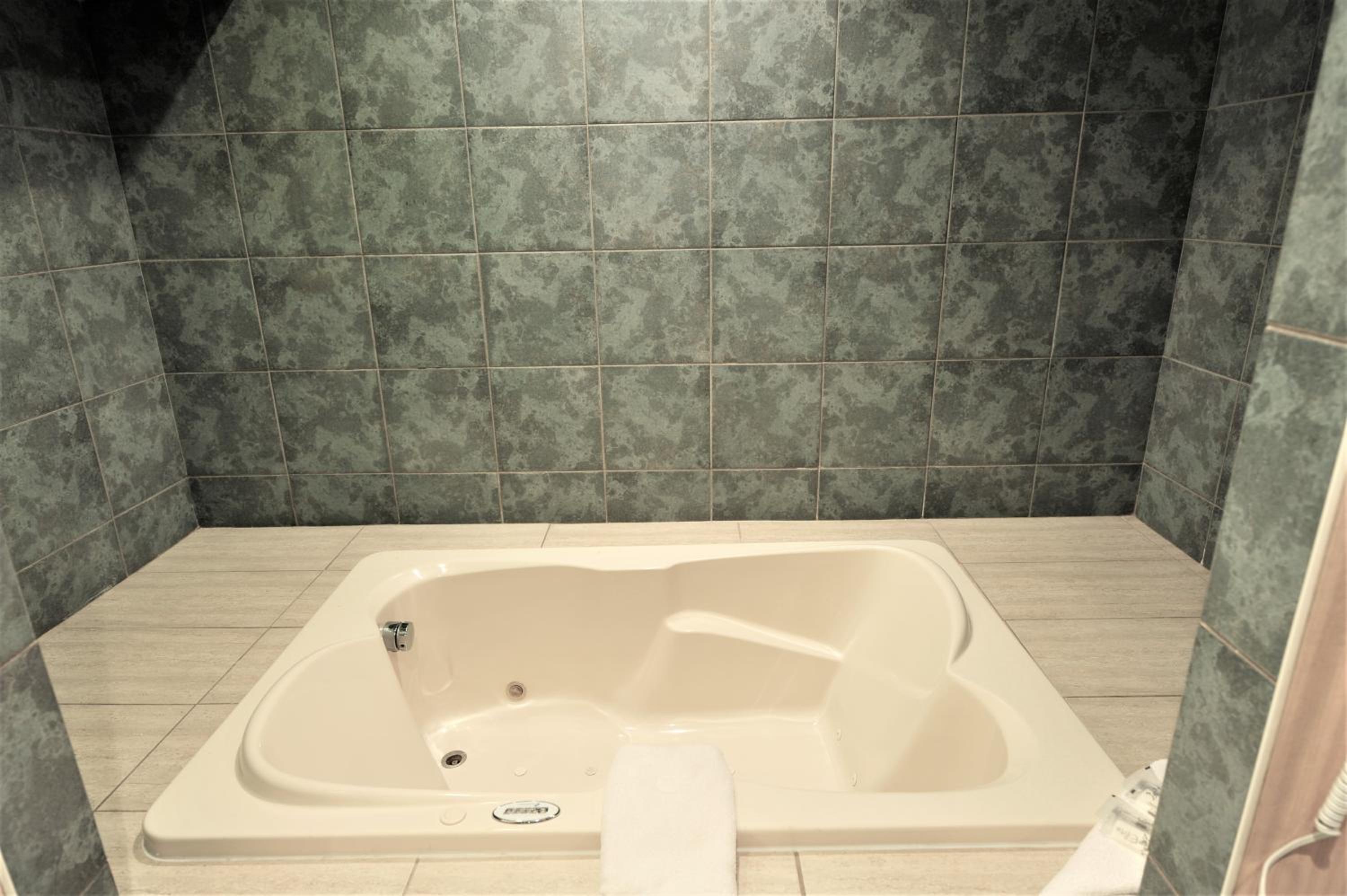 Queen Suite with Spa Bath photo 2