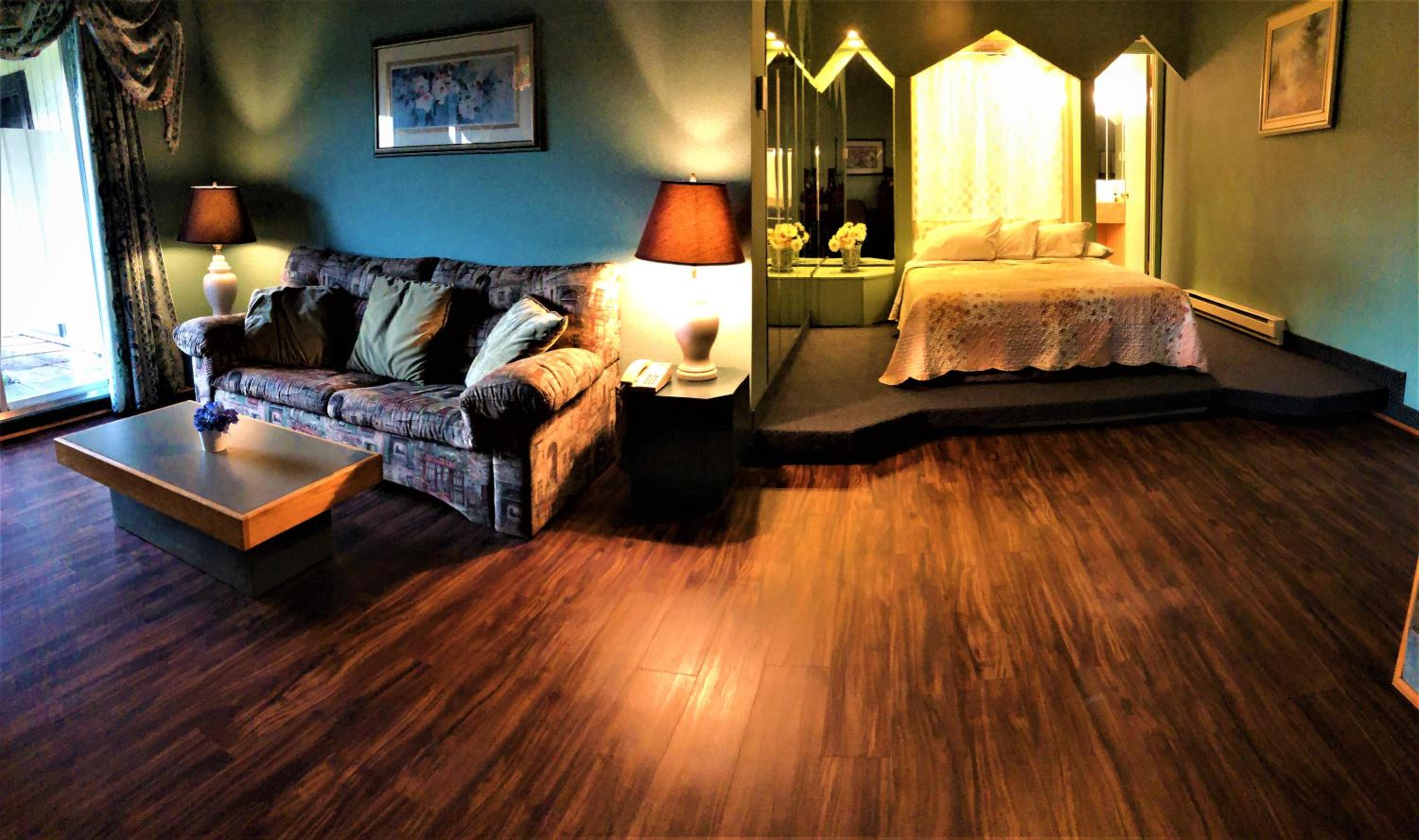 Queen Suite with Spa Bath