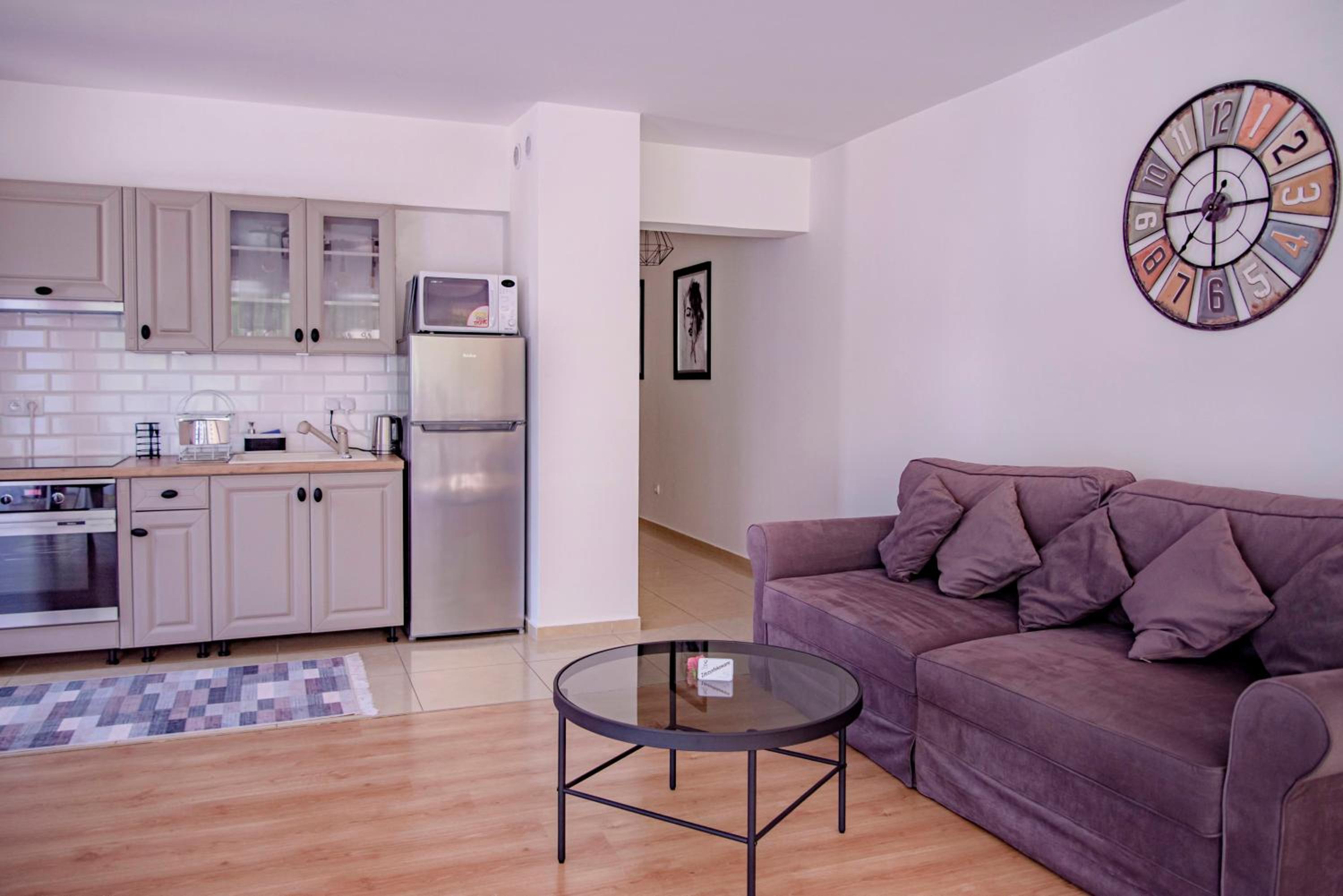 Apartment with Balcony - Photo 3