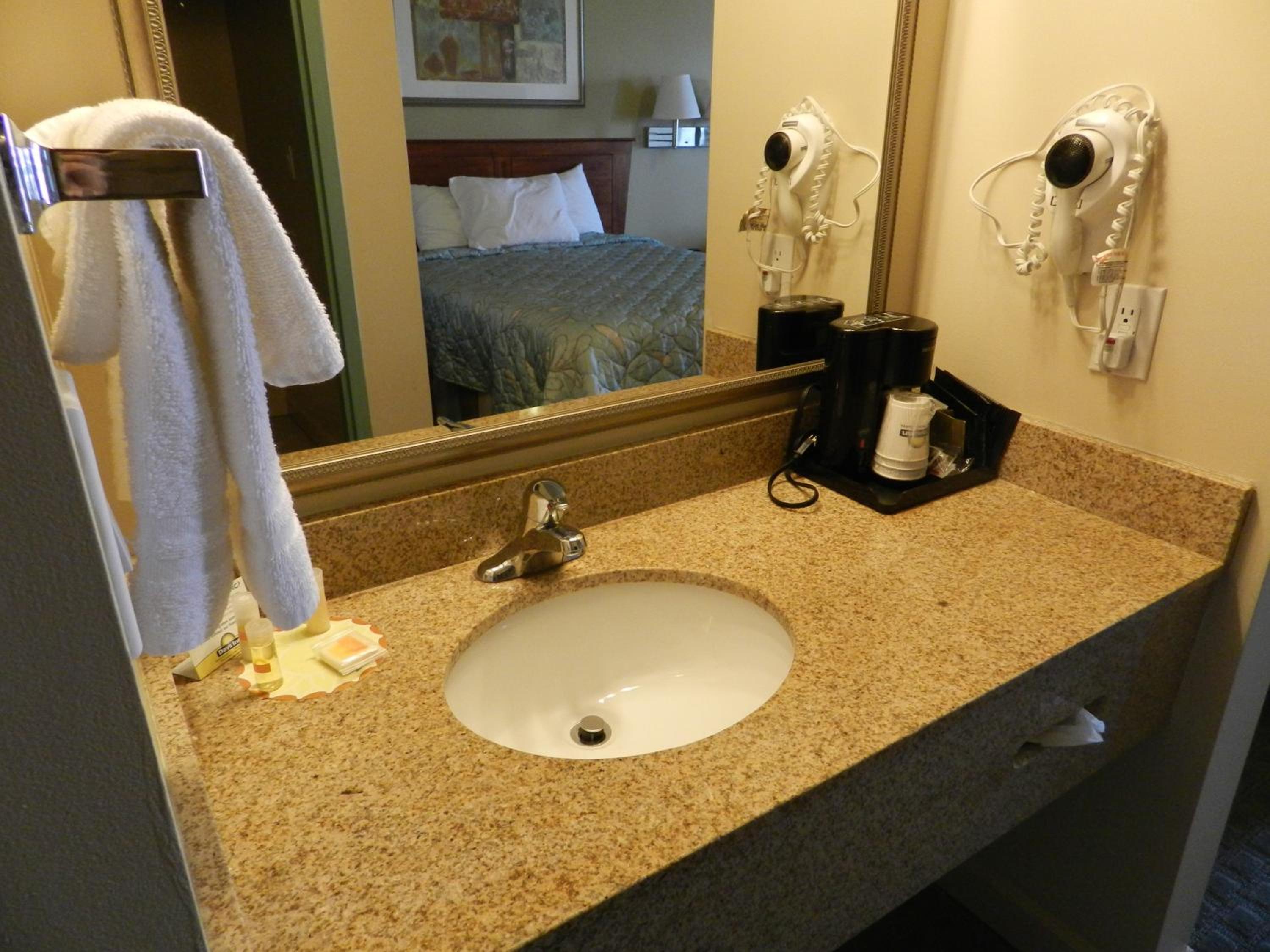 Queen Room with Two Queen Beds - Non-Smoking - Photo 4