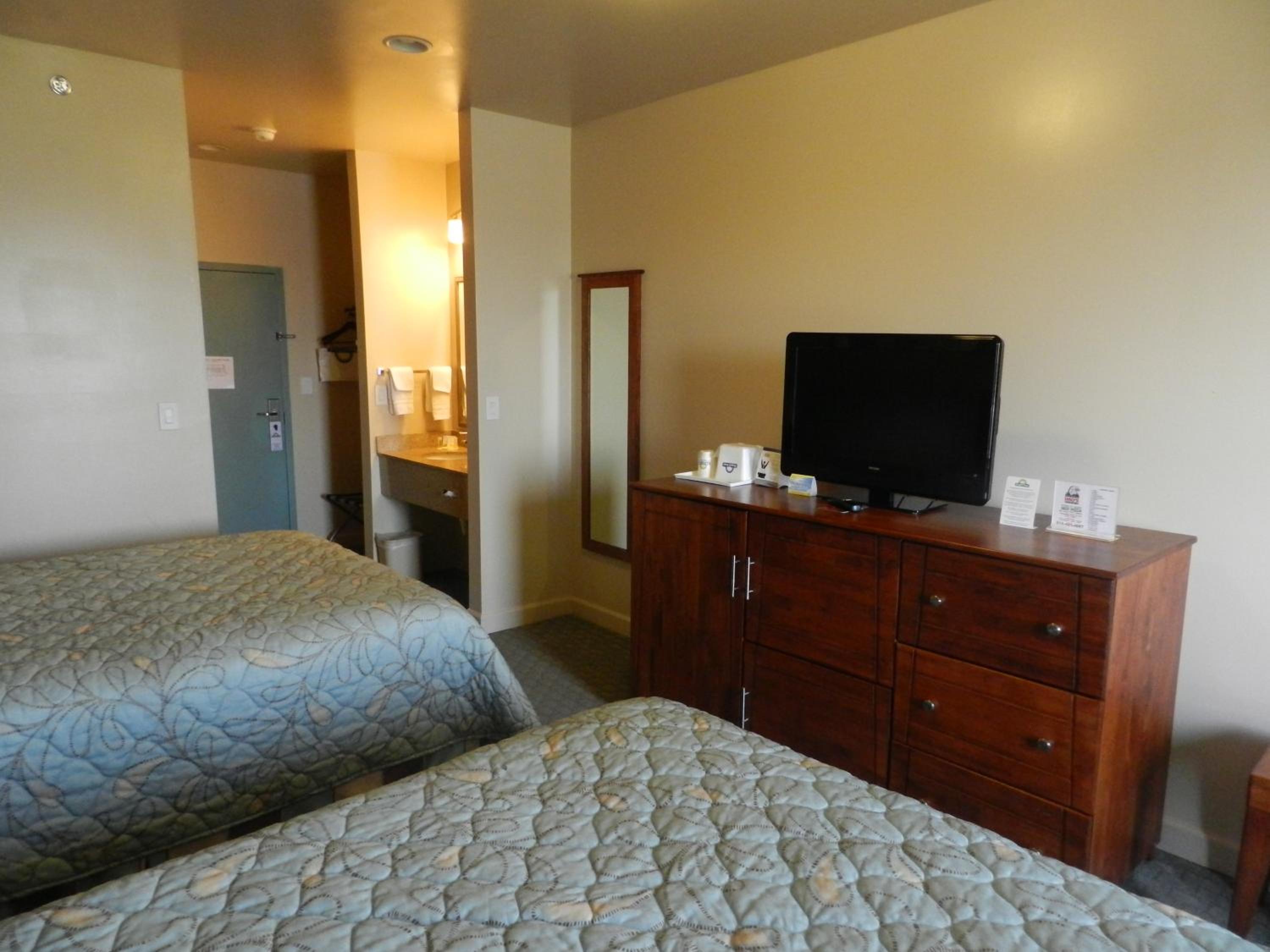 Queen Room with Two Queen Beds - Non-Smoking - Photo 3
