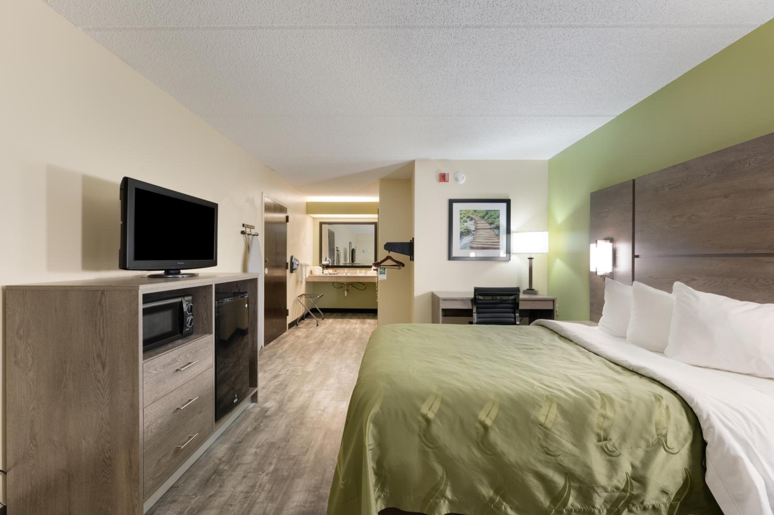 King Room - Non-Smoking - Photo 4