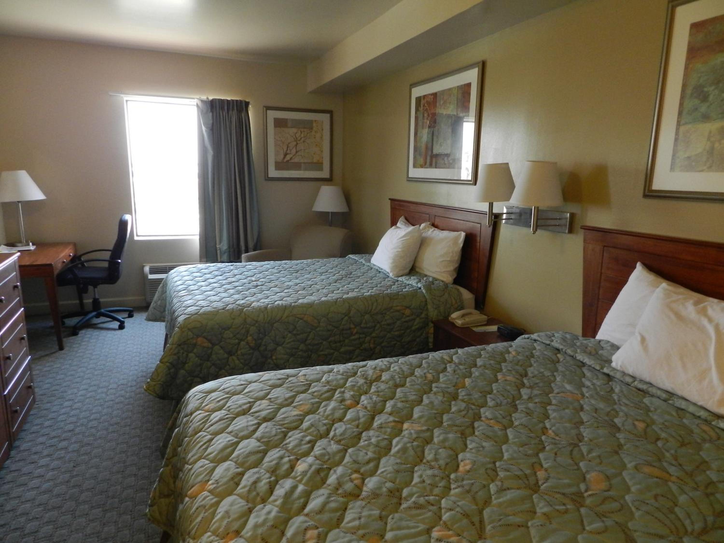 Queen Room with Two Queen Beds - Non-Smoking - Photo 5