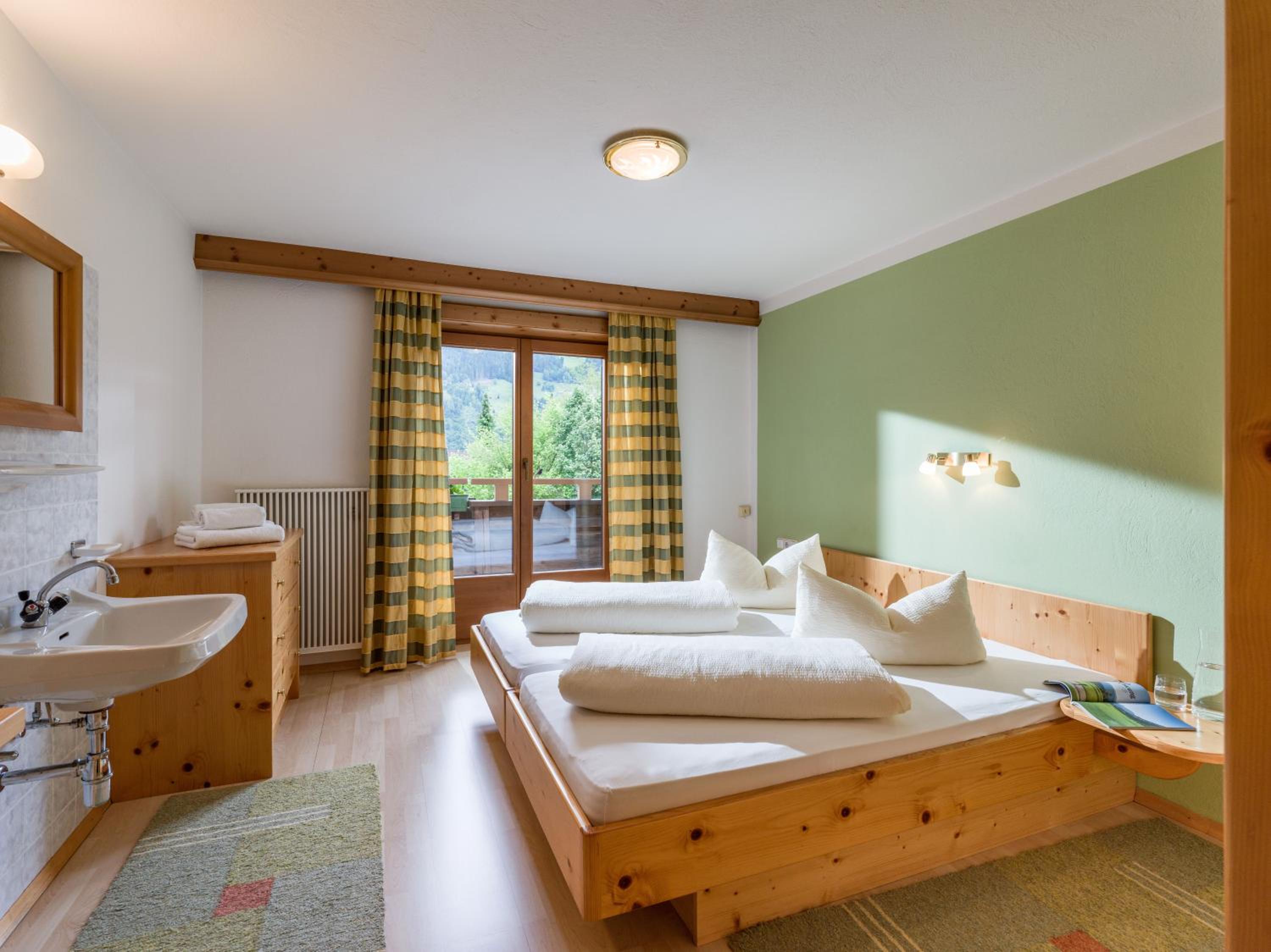 Four-Bedroom Apartment with Balcony  photo 1
