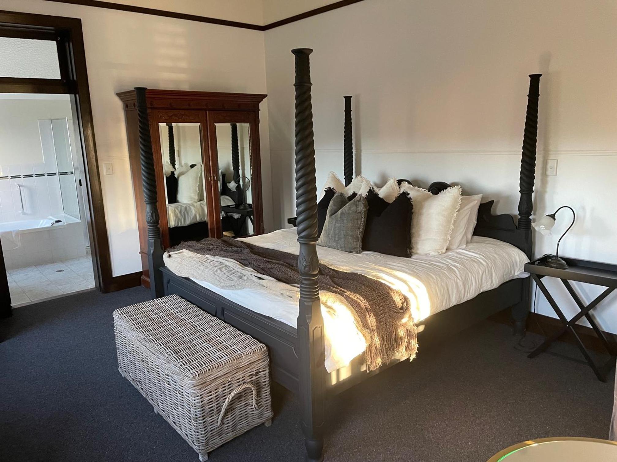 King Room with Spa Bath - Photo 3