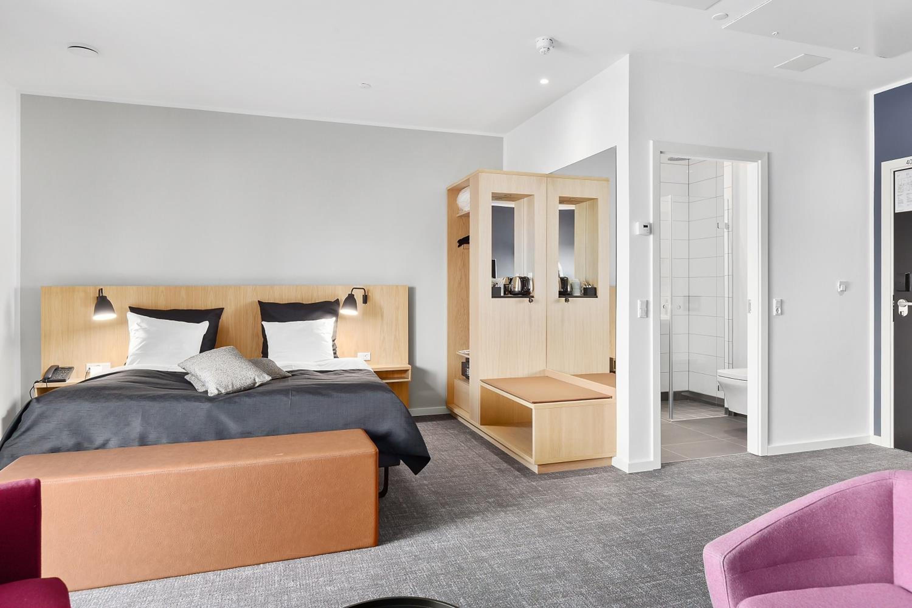 Premium King Room with Sofa Bed - Photo 9